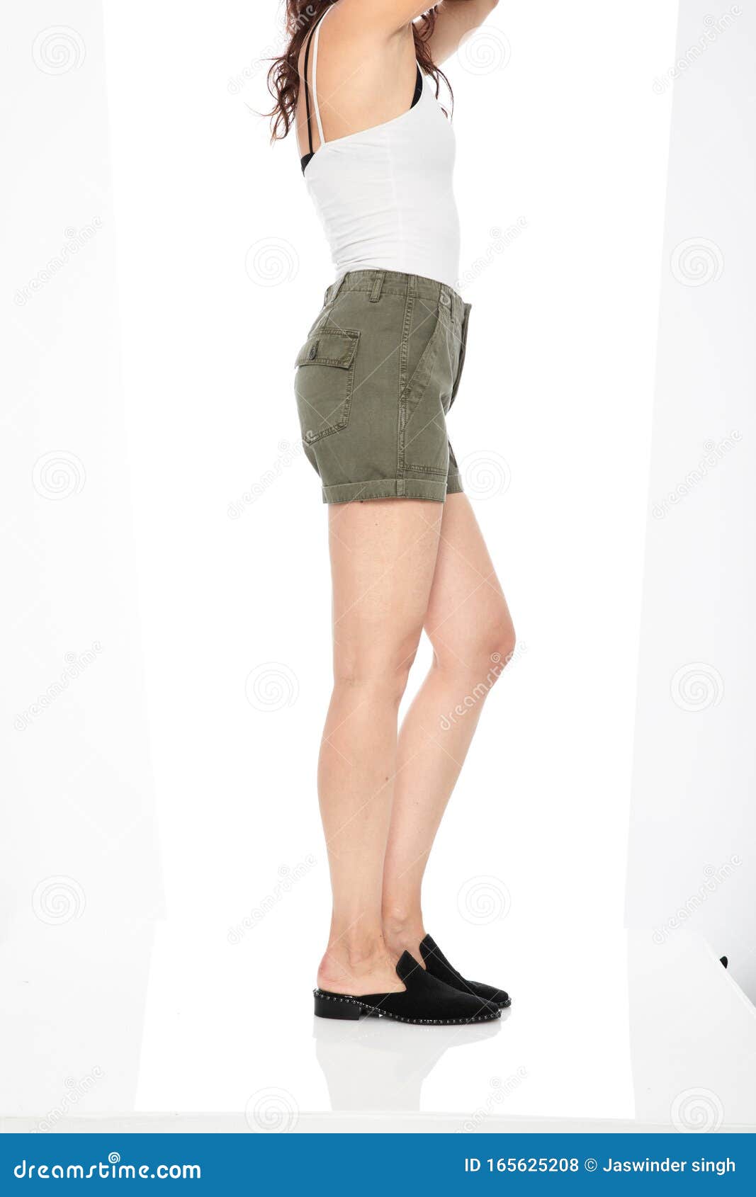 Зелёные джинсовые шорты для женщин в паре с белой бакшиной сверху и черной  обувью с белым фоном Стоковое Фото - изображение насчитывающей приклад,  персона: 165625208
