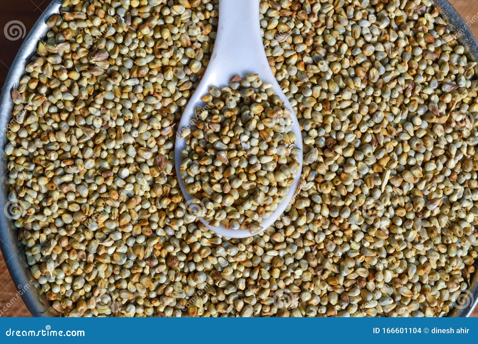 Зерно просо и ложка, просо Bajra на стил шаре Стоковое Фото - изображение  насчитывающей питание, диетпитание: 166601104
