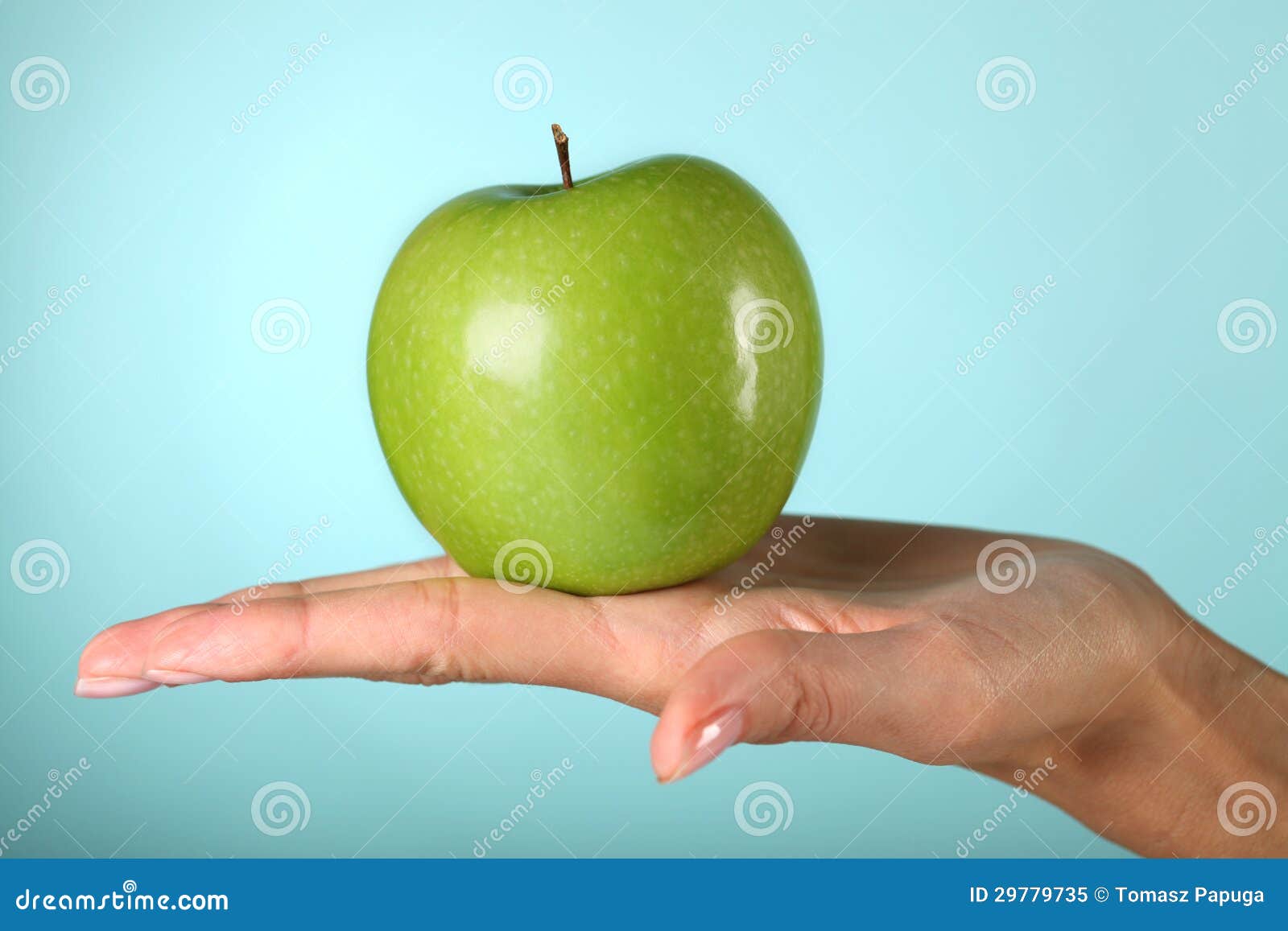 Я хочу зеленое яблоко прямо. Зеленое яблоко в руке. Яблоко над рукой. Зеленое яблочко в руках. Рука кидающее зеленое яблоко.