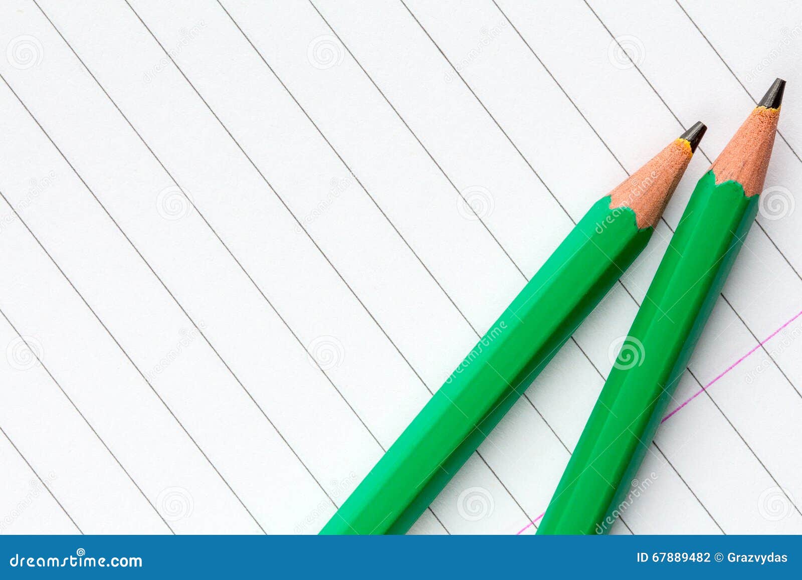 На столе лежат две коробки с карандашами. Два зеленых карандаша. Зеленый карандаш на прозрачном фоне. Зеленый карандаш на белом фоне. Механический карандаш зеленый на прозрачном фоне.
