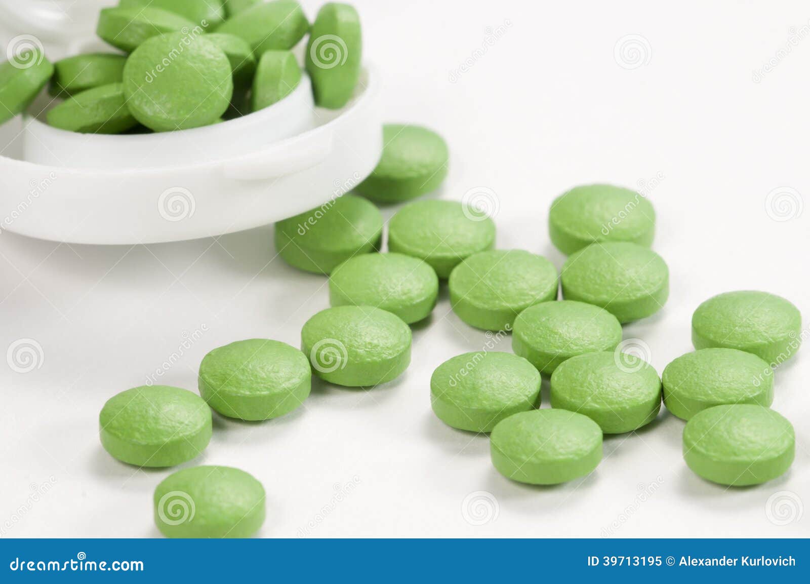 Зеленые антибиотики. Зеленые таблетки. Таблетки зеленого цвета. Таблетки бледно зеленого цвета. Зеленые таблетки витаминки.