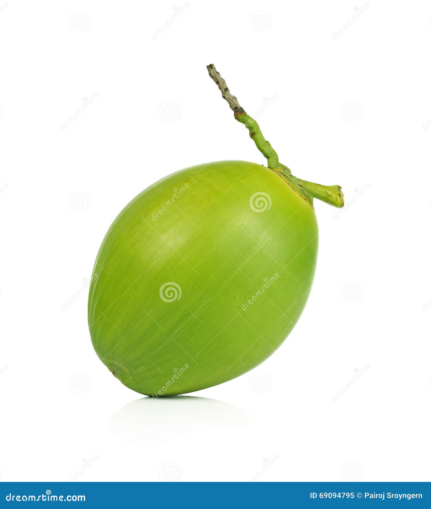 Кокос на зелёном фоне