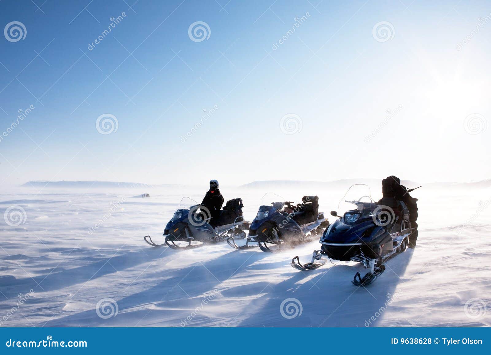 Скорость снежок. Снегоход для рыбалки. Много снегоходов. Снегоходы на Байкале. Рыбоохрана снегоход зима.