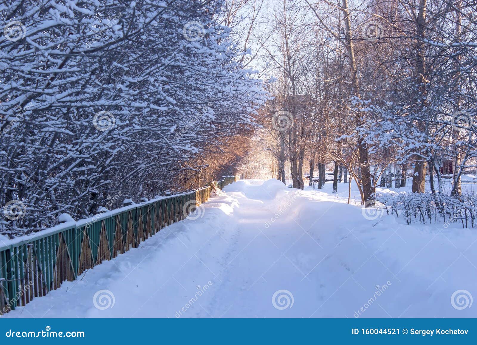 Зимнее утро на улице в солнечный день Стоковое Изображение - изображение  насчитывающей кривый, ландшафт: 160044521