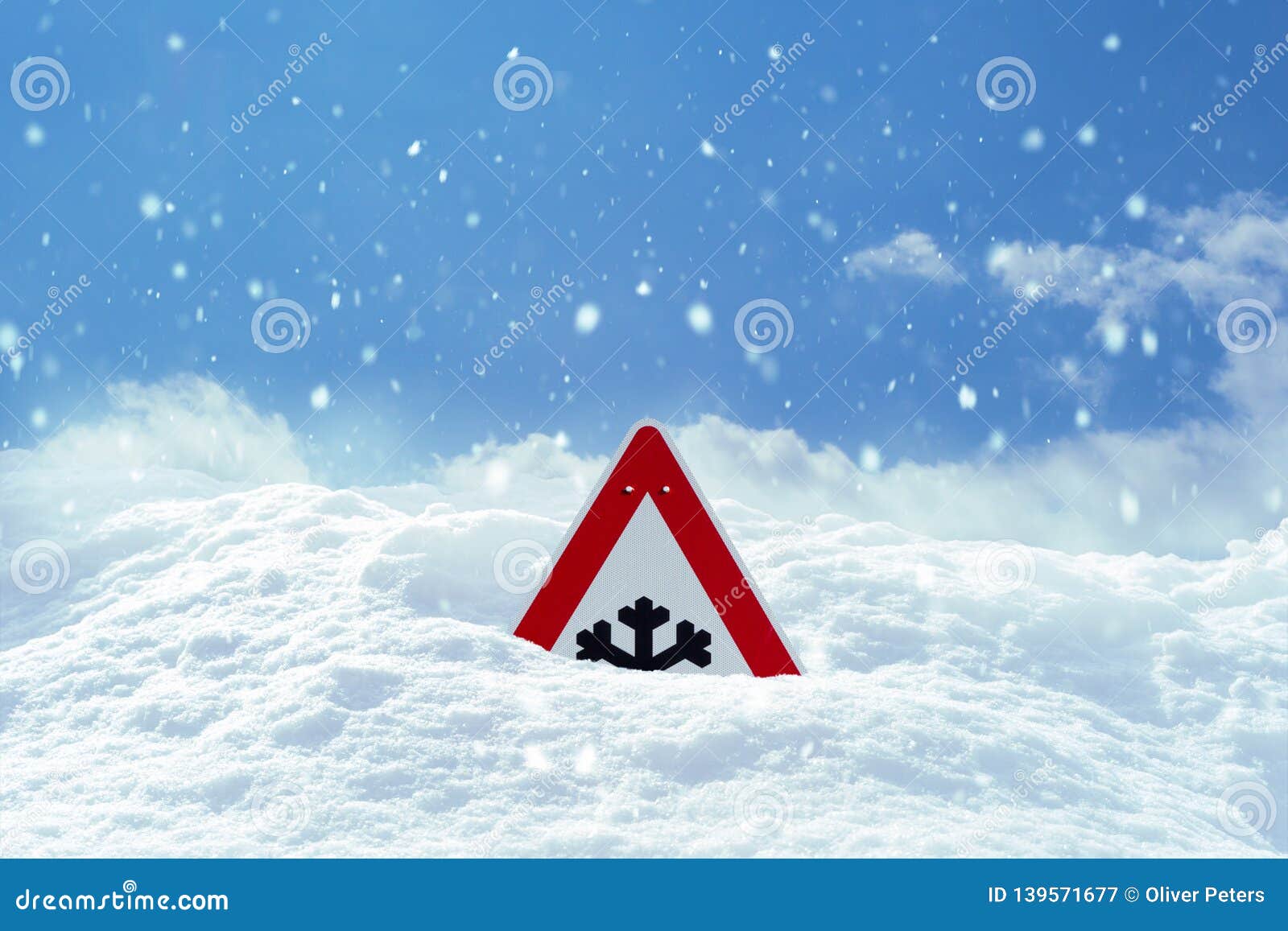 Дорожные знаки снег. Заснеженный дорожный знак. Дорожный знак в снегу. Знак снегопада. Дорожные знаки Снежная лавина.
