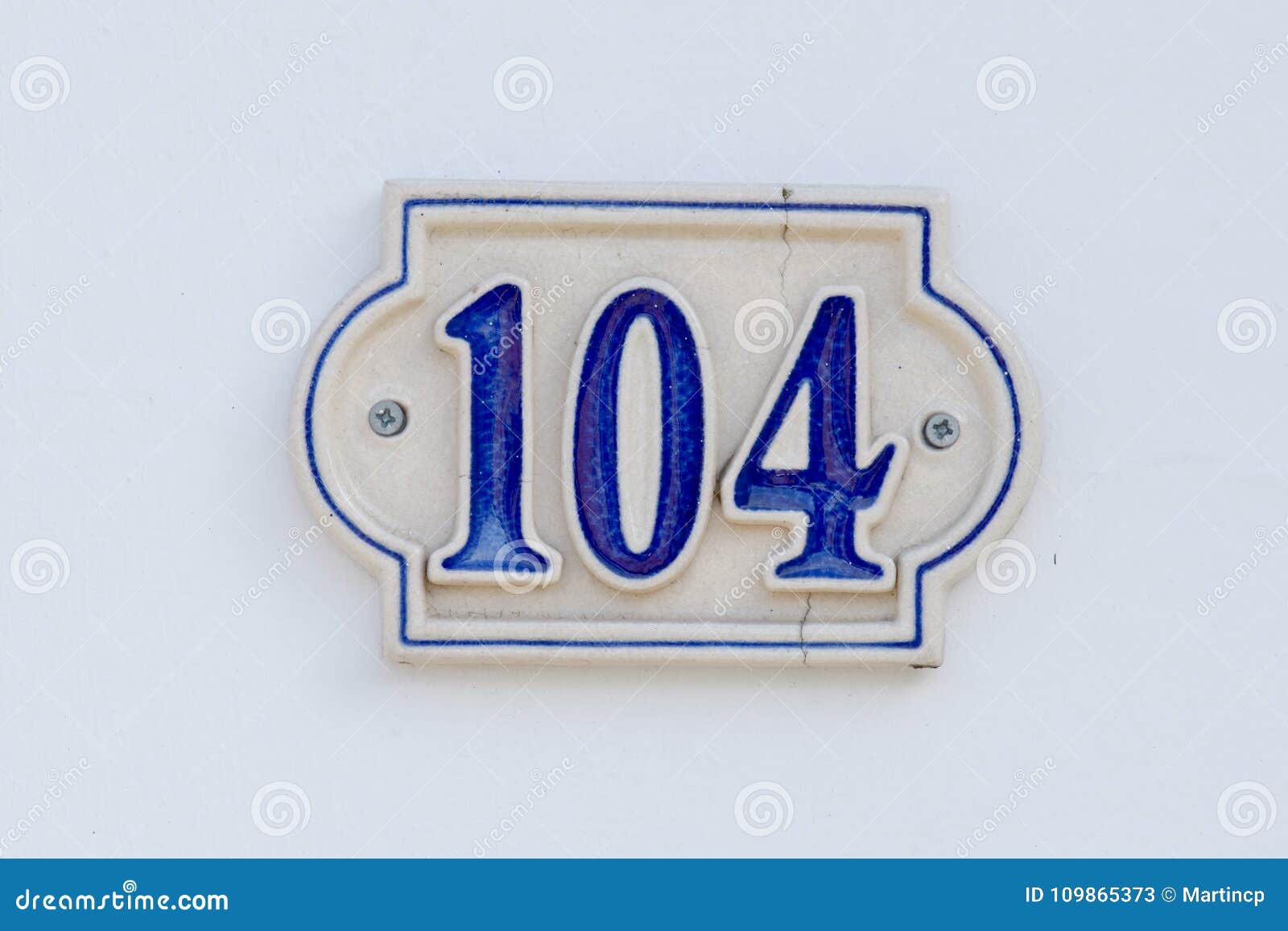 Цифра 104. Цифра 104 фото. С104. Табличка дома с номером 17 на белом фоне.