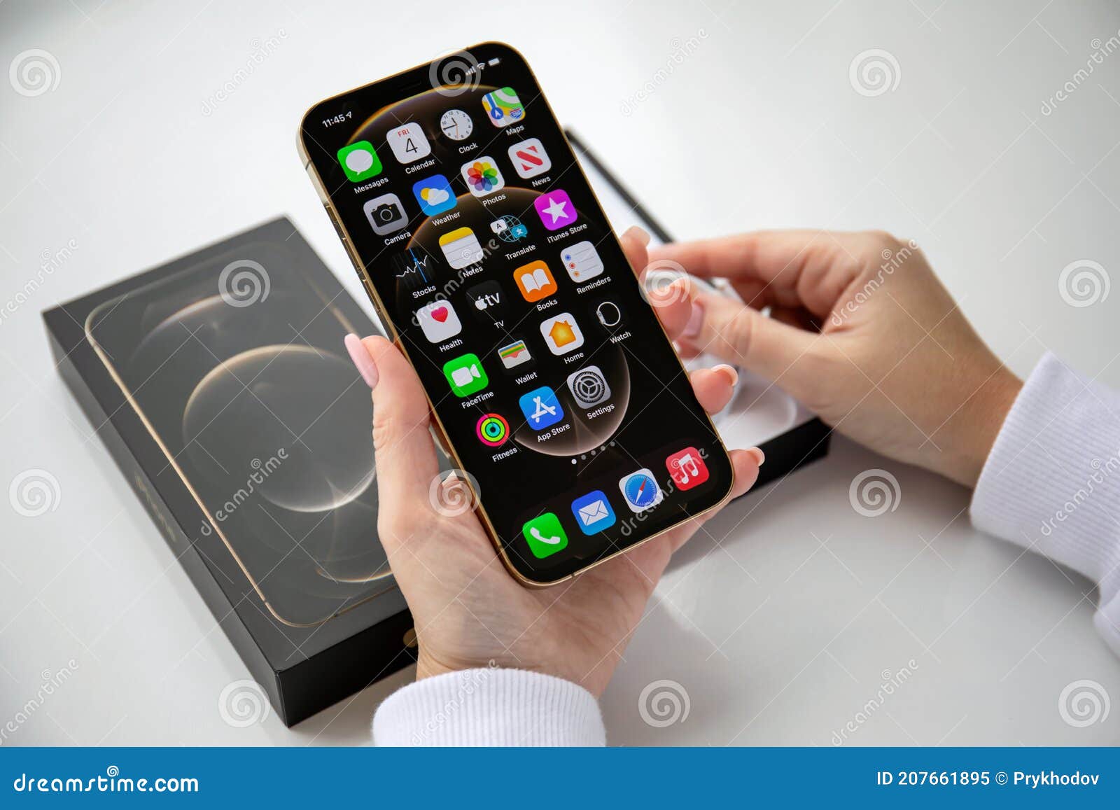 Золото Iphone 12 коробки холдинга руки женщины Pro максимальное  Редакционное Изображение - изображение насчитывающей камера, покупка:  207661895