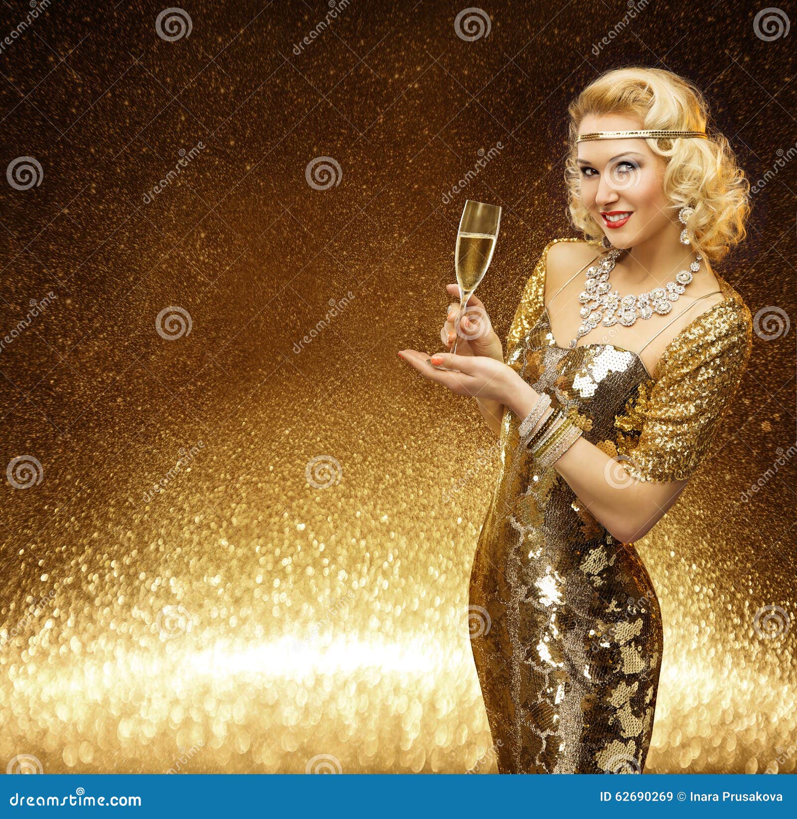 Дама в золотом хср. Девушка в золотом платье. Образ женщины в золотом. Счастливая женщина в золотом. Золотое платье на золотом фоне.