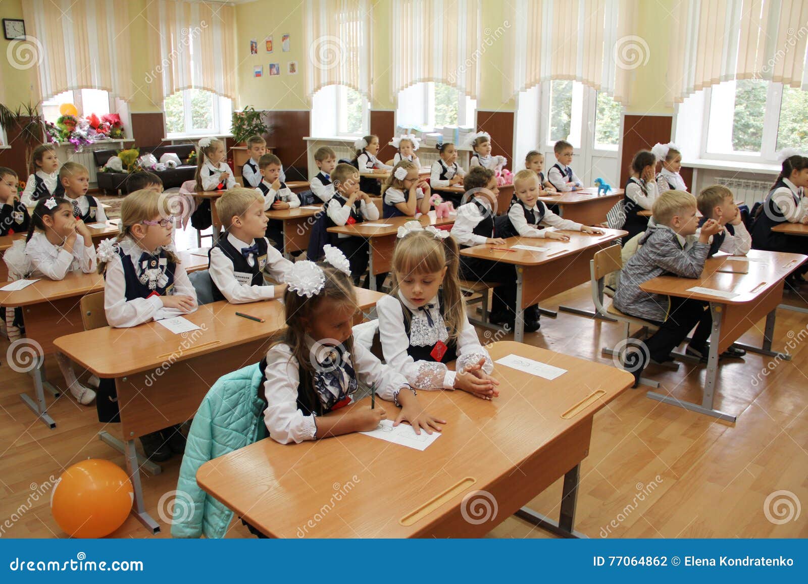 дети за партой. первоклассник за партой. школьники за партой 1 сентября. первоклассники за партами в школе. ученики в школе.