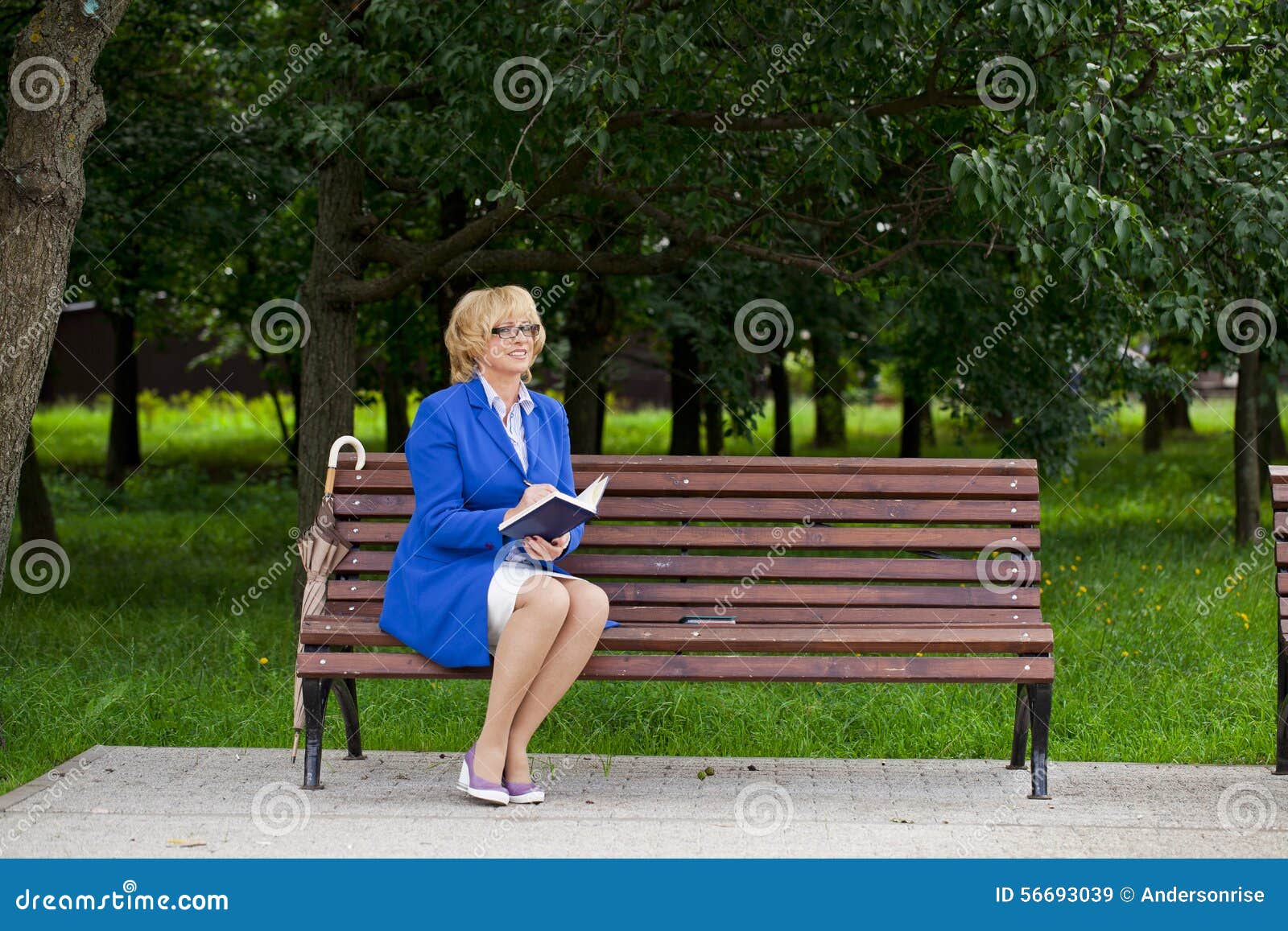 женщина сидит на скамейке. две женщины на скамейке. девушки летом на улице. дама сидит на скамейке. старая дает на улице.