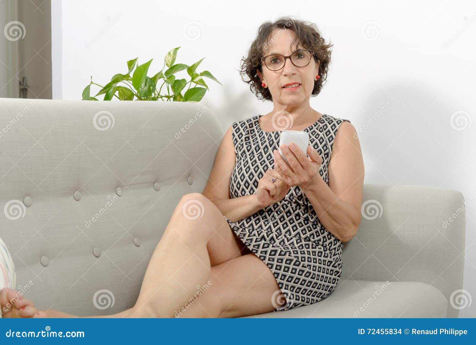 Зрелая мама в очках. Ноги женщин в возрасте. Дамы бальзаковского возраста. Женщина в возрасте сидит. Пожилые женщины с разведенными.
