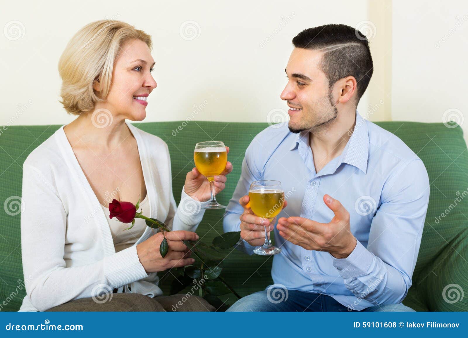Зрелая с мужем и разговорами. Вино с молодым мужчиной. Выпившие взрослые женщины. Взрослые женщины и молодые парни. Взрослые женщины выпивают с молодыми.