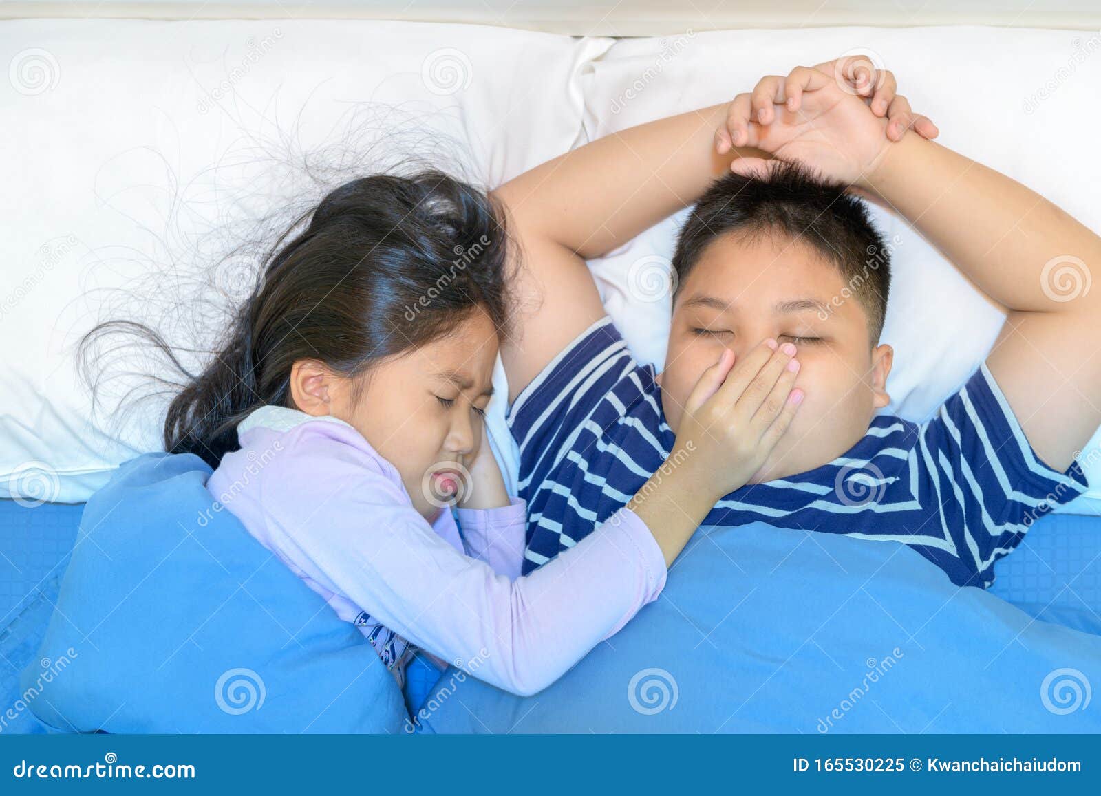 Видит спящую сестру. Сестра храпит. Храп картинка для детей. Братья храп.