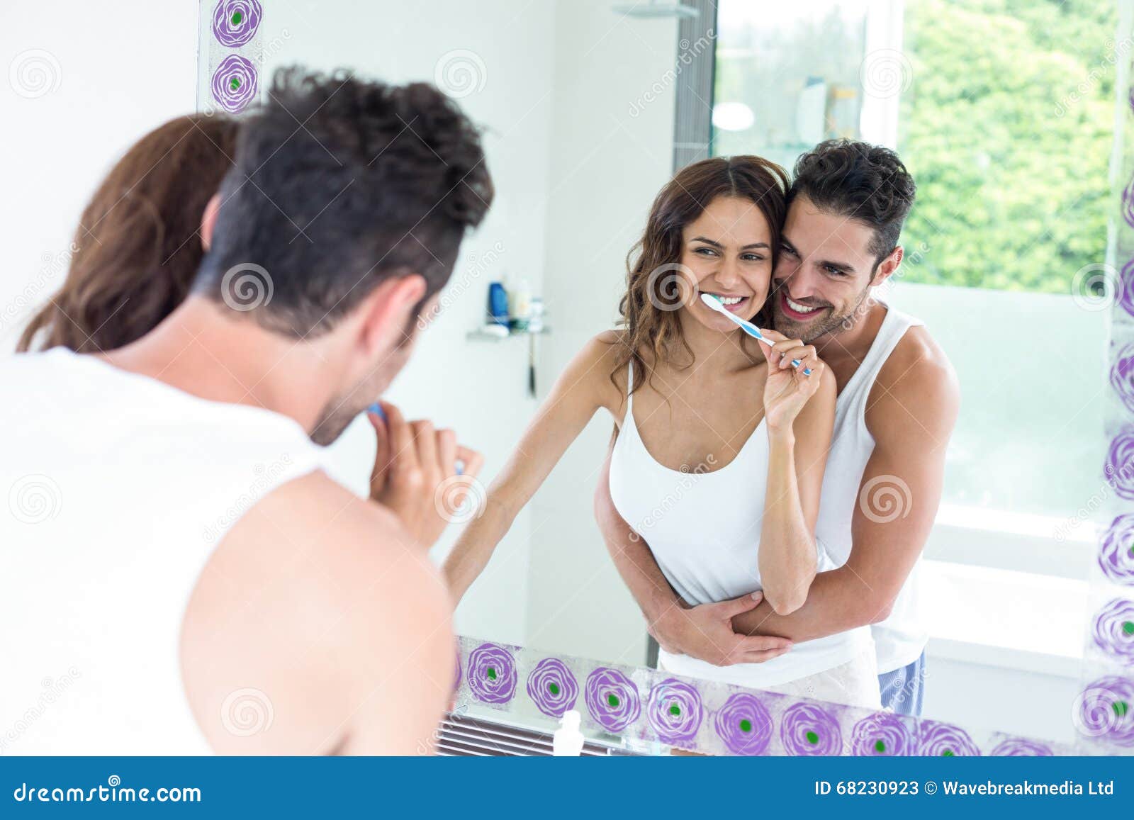 Пока жена в ванной муж. Парень и девушка чистят зубы. Влюблённые чистят зубы. Пара чистит зубы в ванной. Пара чистит зубы вместе.