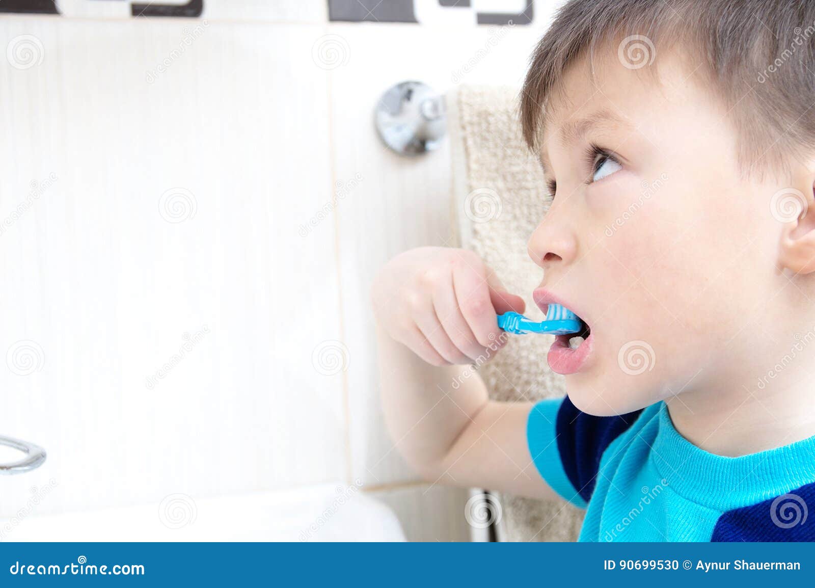 Сестра забыла закрыться в ванной. Детский ротик ест сливки. Пацан чистит зубы ВПР.