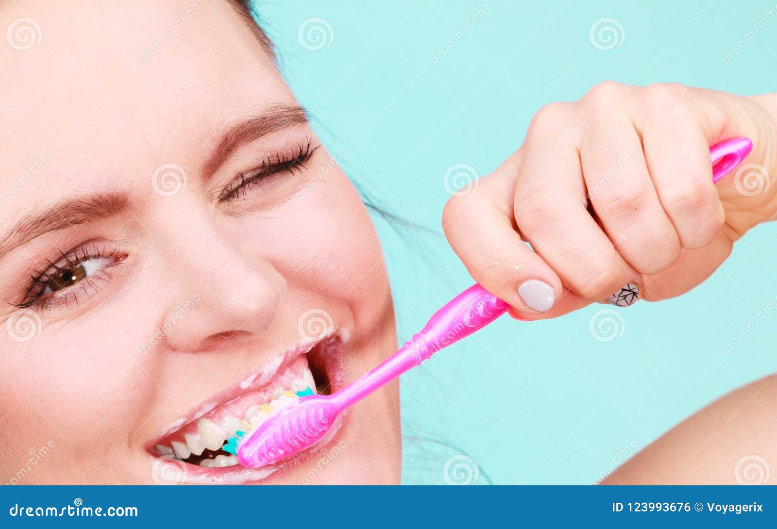 Зубы нужно чистить до или после завтрака. Гигиена полости рта. Девушка с зубной щеткой. Чистка зубов после завтрака. Гигиена полости рта и бактерии.
