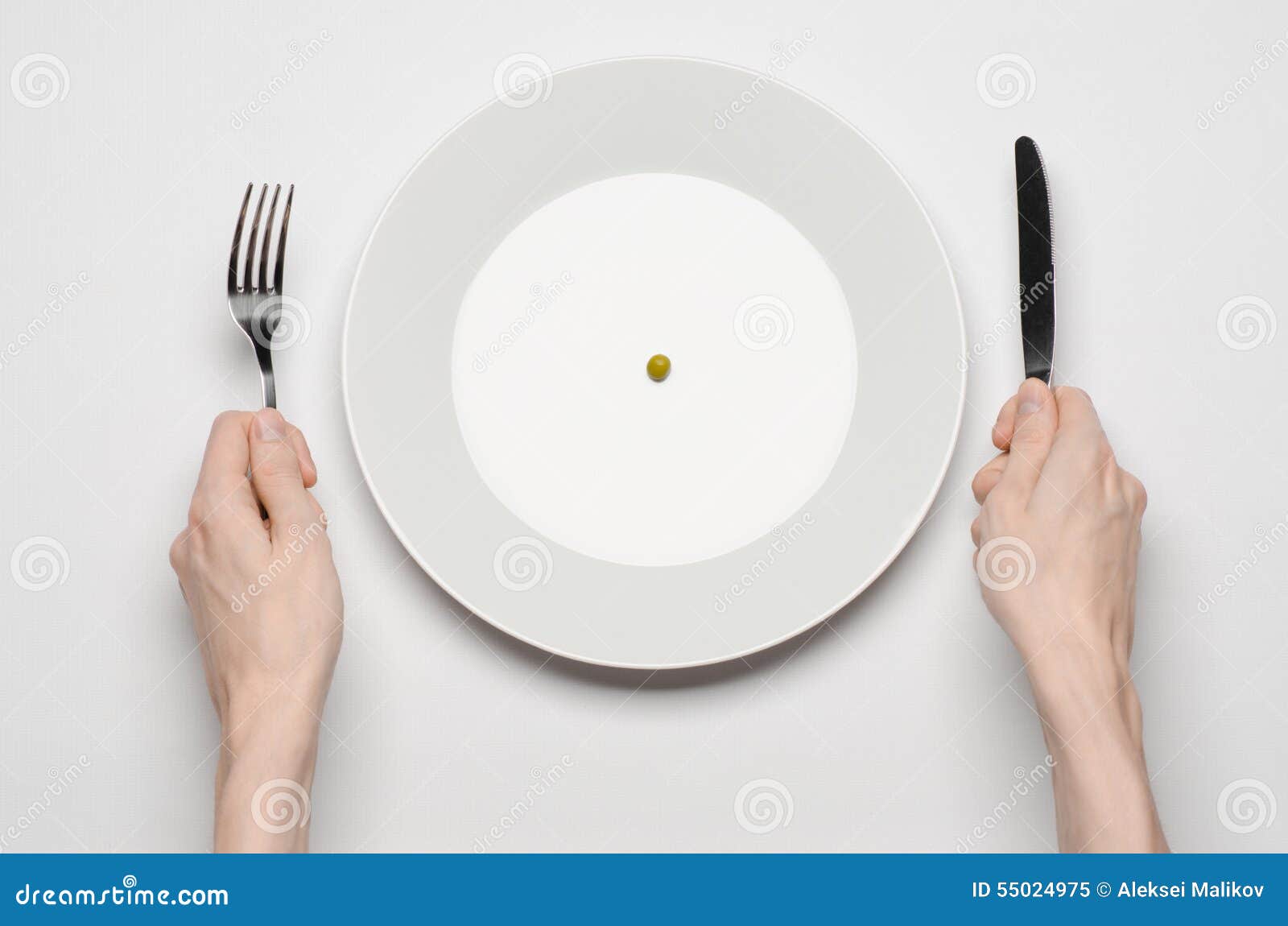 перевернутая тарелка на столе