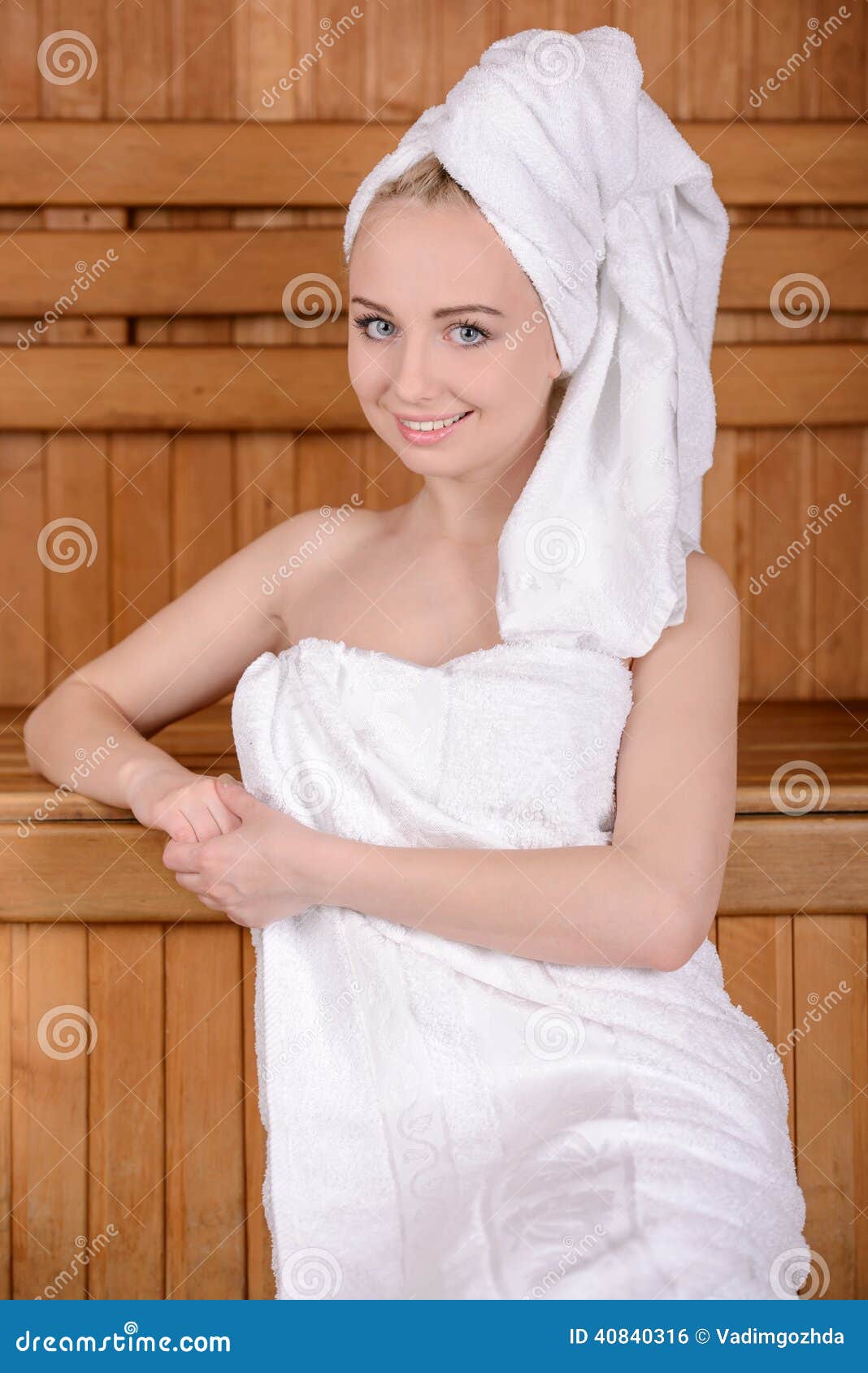 Обернутая полотенцем. Девушка в полотенце. Девушка в одном полотенце. Девушка завернутая в полотенце. Девушка в бане в полотенце.