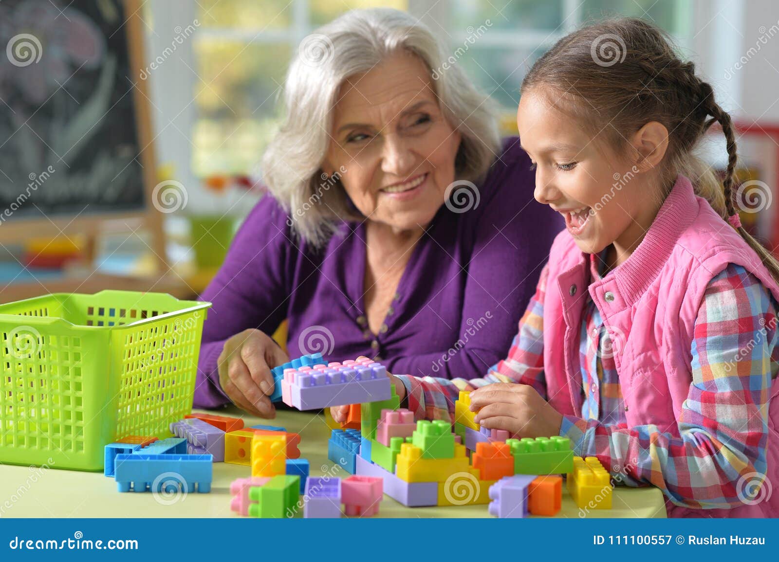 Можно бабушке играть. Как можно поиграть с бабушкой. Во что можно поиграть дома с бабушкой и внучкой. Какие настольные игры можно поиграть с бабушкой и внучкой.
