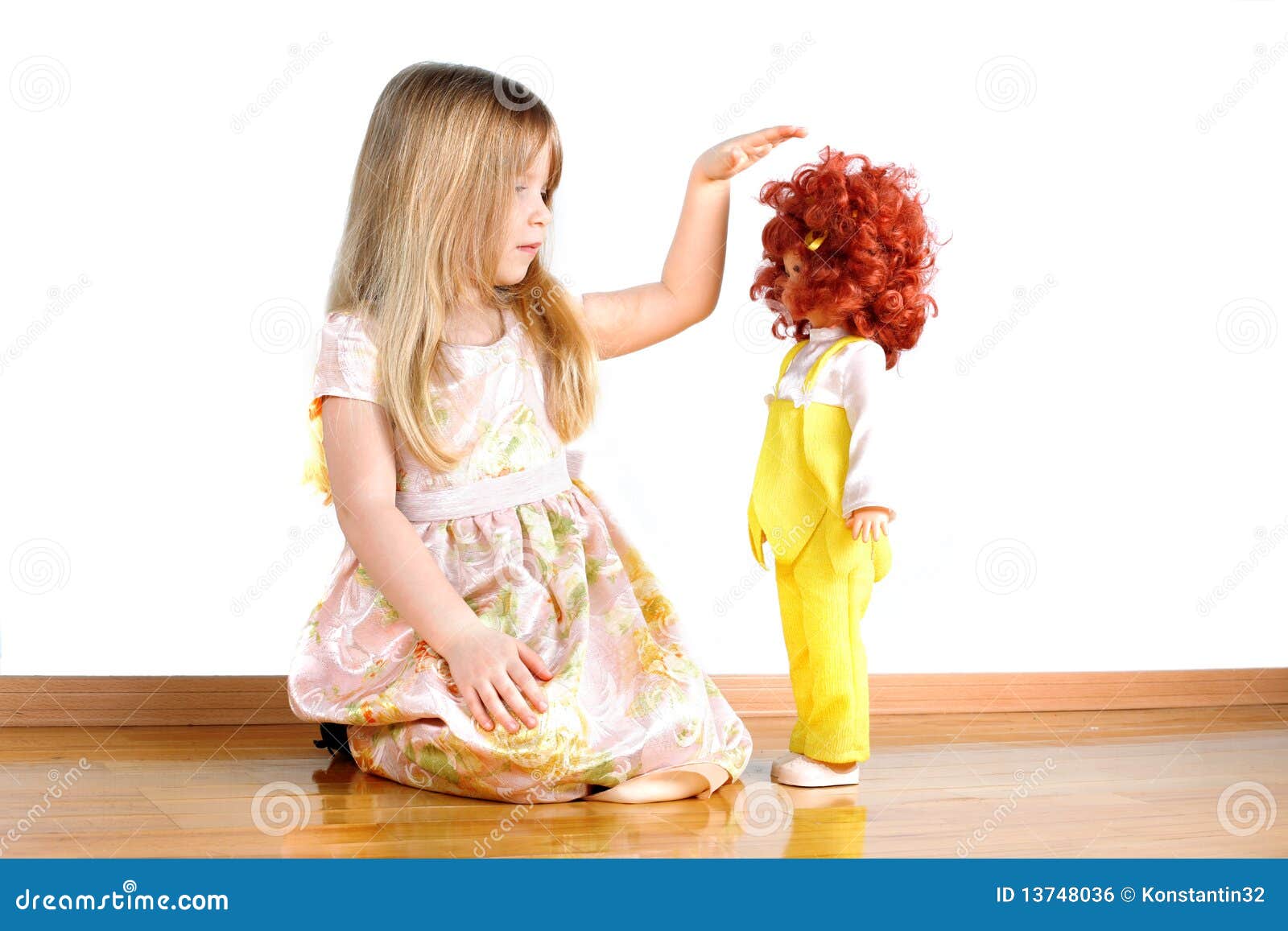 Девушка играет кукла. Куклы для девочек. Девочка играет в куклы. Маленькая девочка с куклой. Девочка с куклой на белом фоне.
