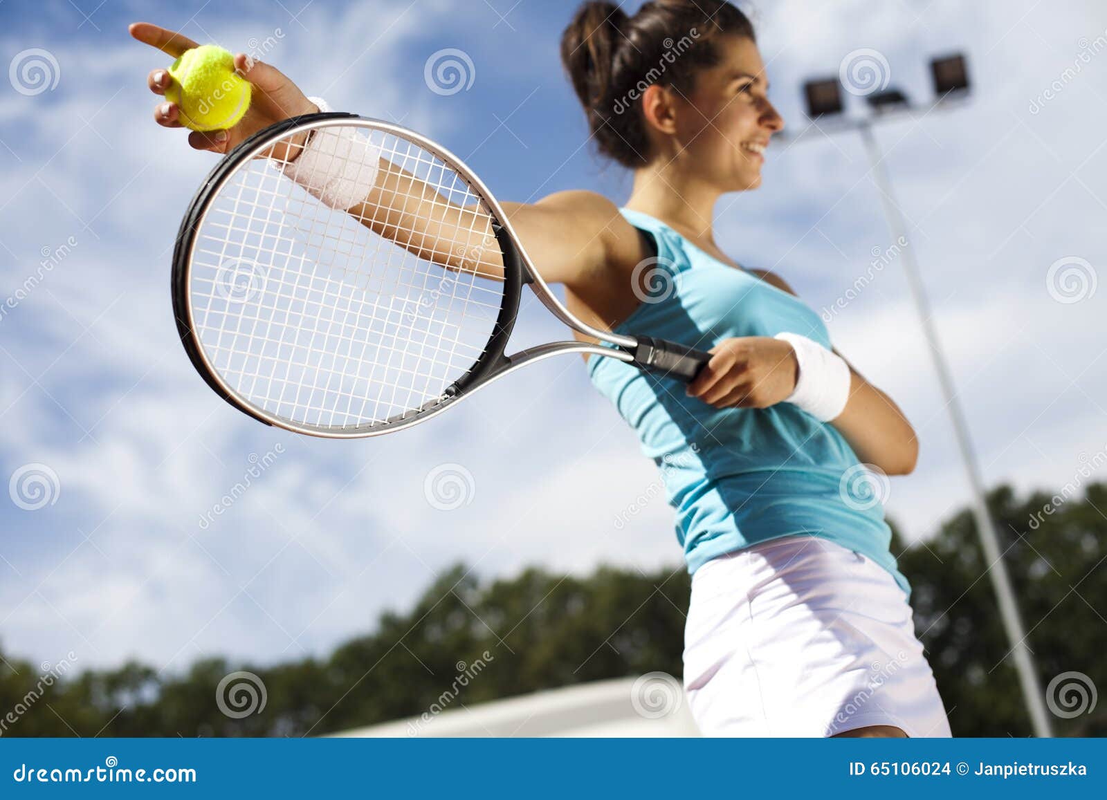 До скольки очков партия теннисе. Теннисистка в полный рост. Девушка с теннисной ракеткой. Девушка играет в теннис Сток. Девушка играет в большой теннис картинки.