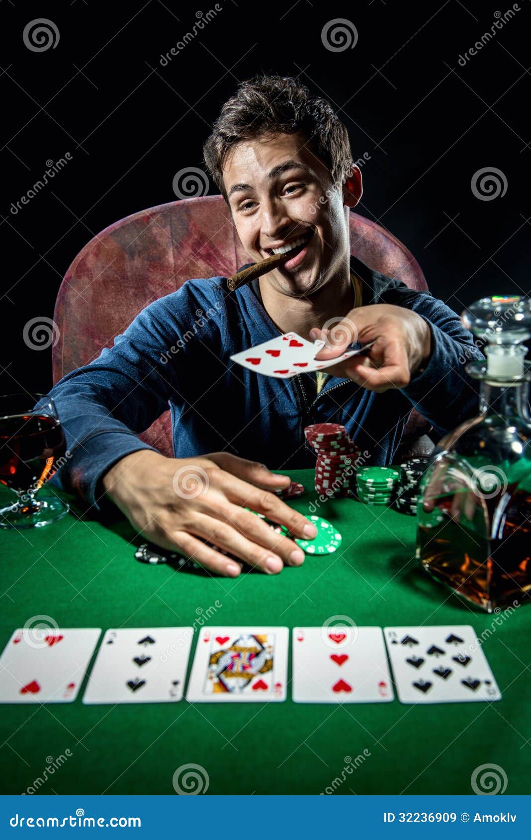Картф. Игрок в Покер. Игроки за покерным столом. Фотосессия Покер. Мужика за столом покерным.