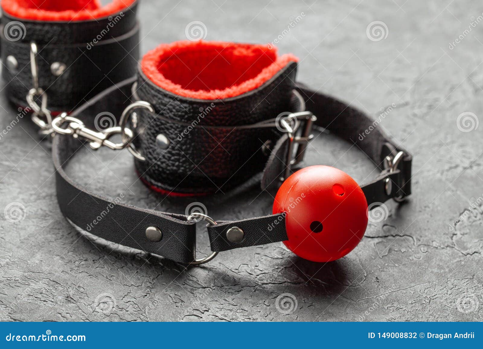 Игрушки секса BDSM для взрослых Кляп с красным шариком и наручники на черной предпосылке Стоковое Фото - изображение насчитывающей вамп, модель: 149008832