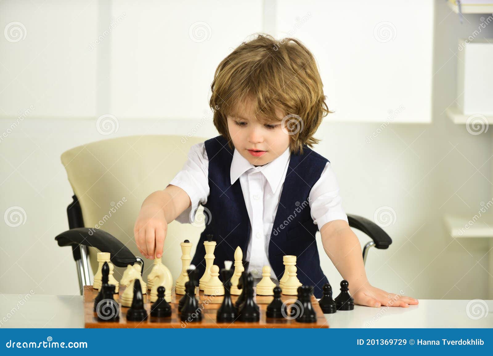 https://thumbs.dreamstime.com/z/%D0%B8%D0%B3%D1%80%D1%8B-%D0%BA%D0%B0%D1%80%D0%B0%D0%BD%D1%82%D0%B8%D0%BD%D0%B0-%D1%88%D0%B0%D1%85%D0%BC%D0%B0%D1%82%D1%8B-%D0%BC%D0%B0%D0%BB%D1%8C%D1%87%D0%B8%D0%BA-%D0%B8-%D1%81%D0%BE%D0%B2%D0%B5%D1%82-201369729.jpg