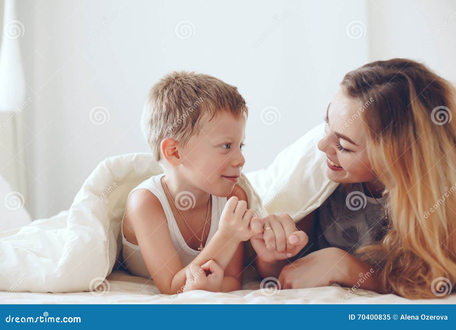 Большая тетя с мальчиком. Мальчик с мамой в постели. Мама с сыном играют в кровати. Мама с юным сыном в постели. Мама затащила сына в кровать.