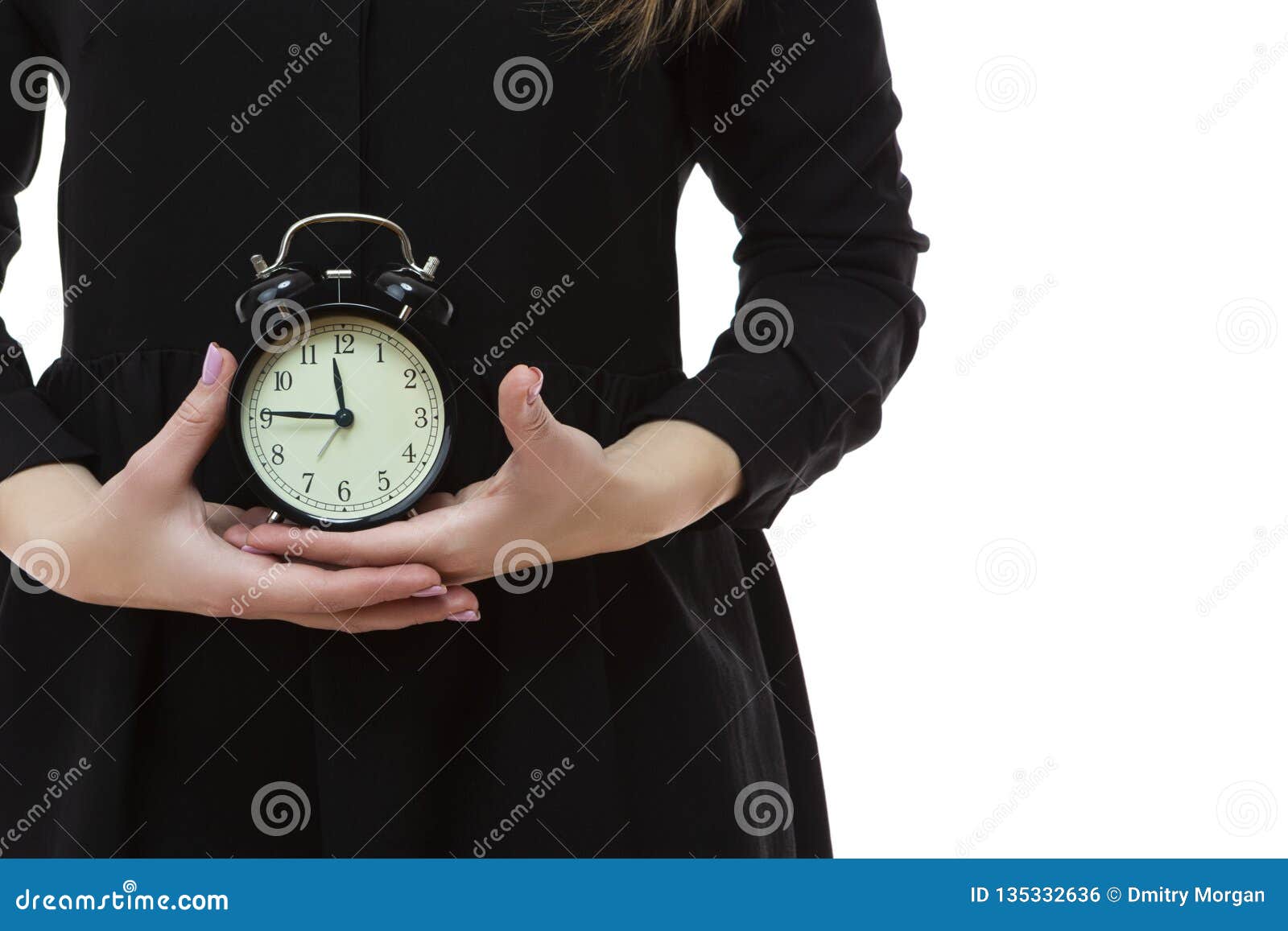 1 5 часов сидеть. Женская рука с часами. Девушка сидит на часах. Аватарка часы на руке женские. Женская рука с часами фотошоп.