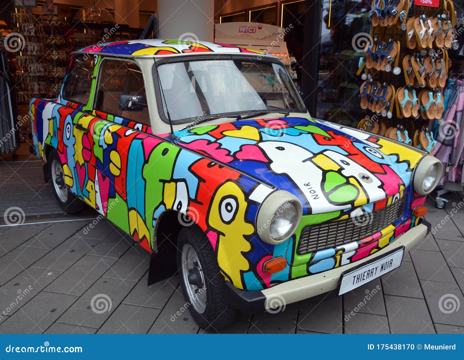 Известный Trabant автомобиль впереди Musuem ГДР в Берлине Редакционное  Изображение - изображение насчитывающей германия, фара: 175438170