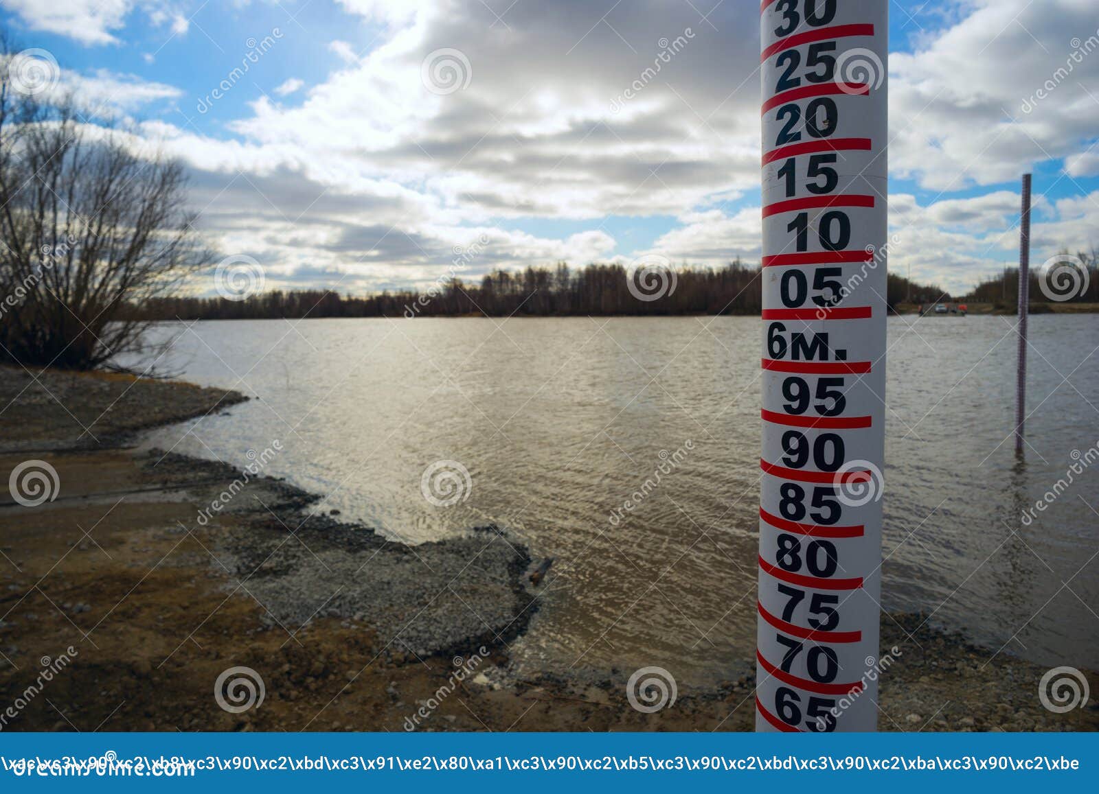 Как измеряется уровень воды в реке. Уровень воды в водоеме. Измерение уровня воды в реке. Линейка уровня воды. Рейка для измерения уровня воды.