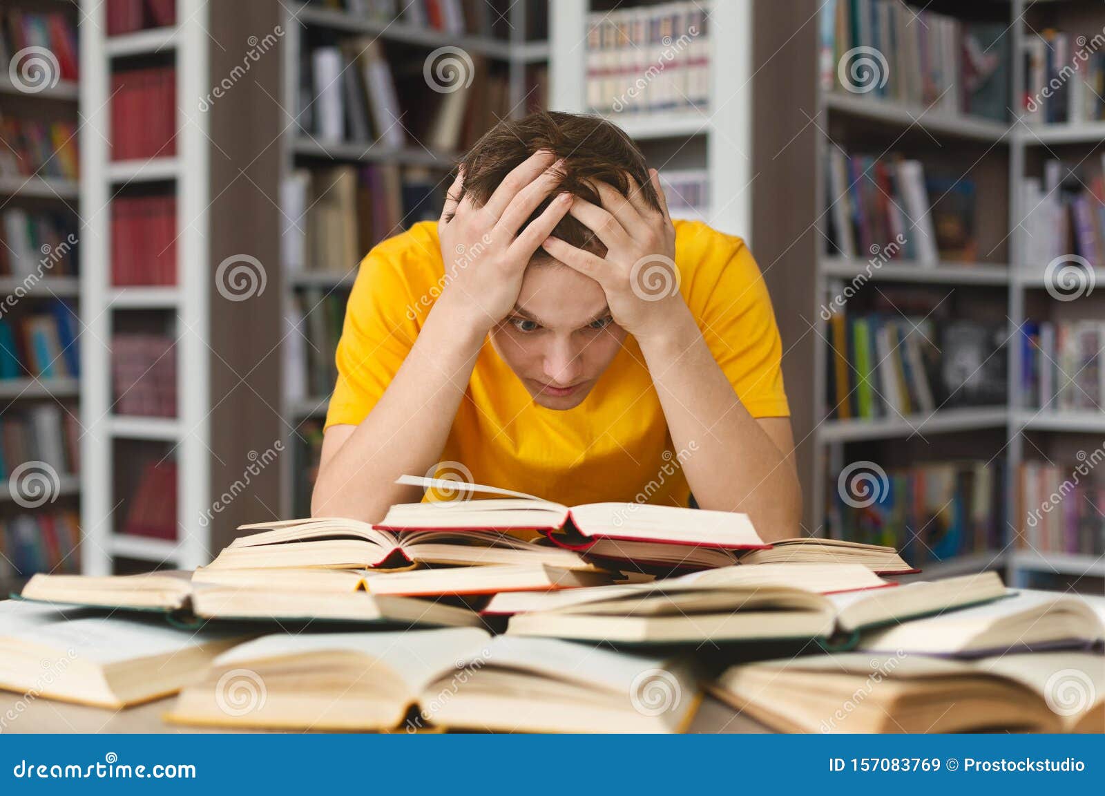Устал читать. Замученный студент. Девушка среди книг. Ученик держится за голову. Фото замученного студента.