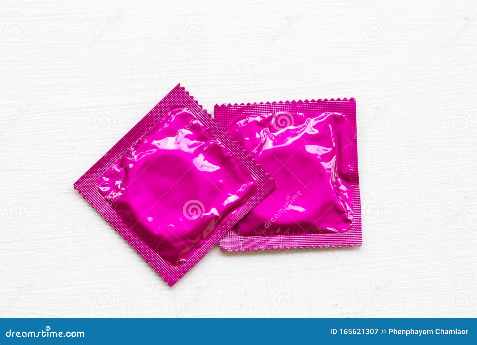 износ презерватива мужчины здоровье для секс защита концепция болезни концепция любви с безопасным на заднем плане белый Стоковое Изображение - изображение насчитывающей защитите, милочка: 165621307
