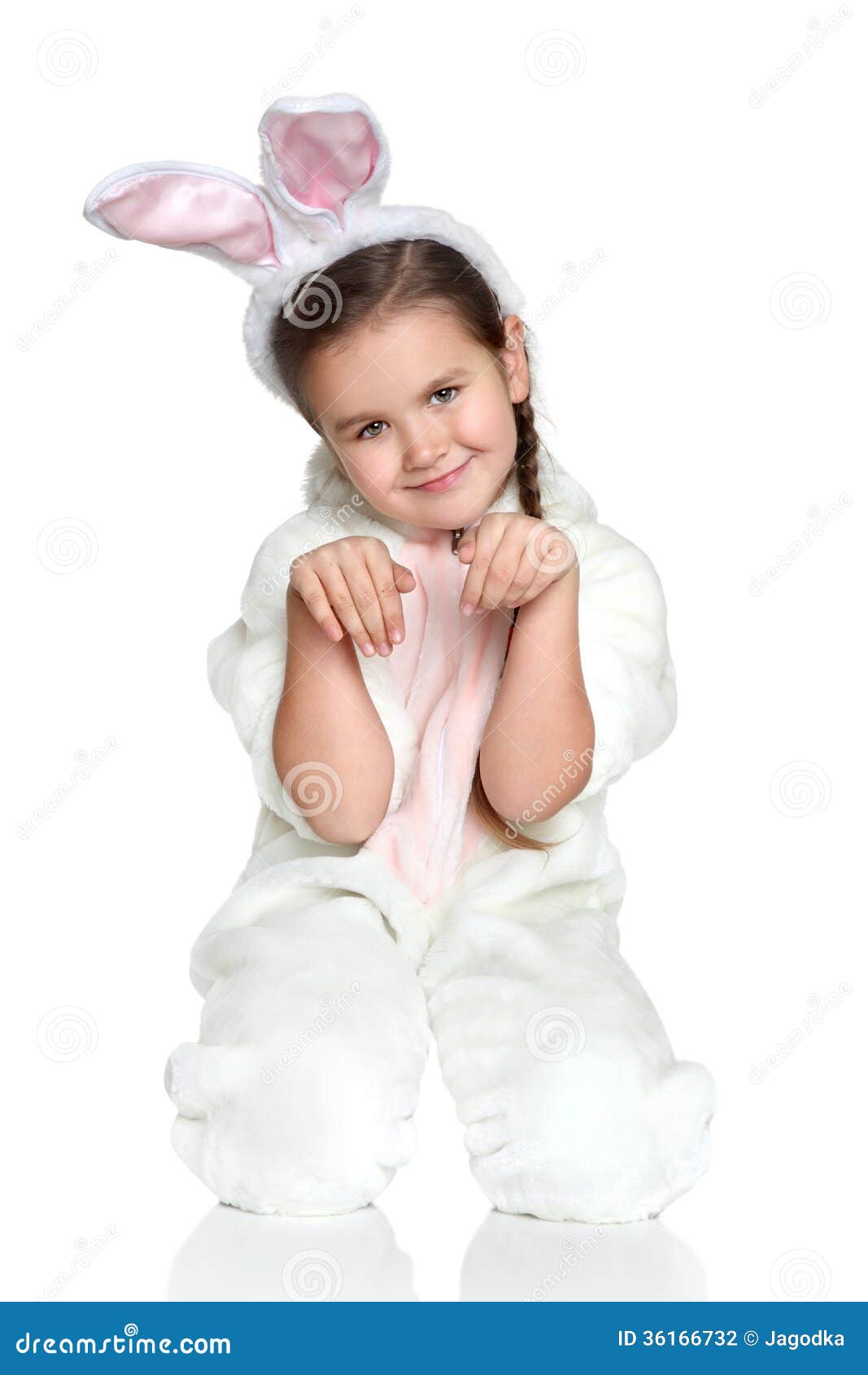 Девочка в костюме зайки. Костюм зайчика для девочки. Костюм зайчика для девушки. Костюм Пасхальный кролик для девочки. Малыш в костюме пасхального зайца.