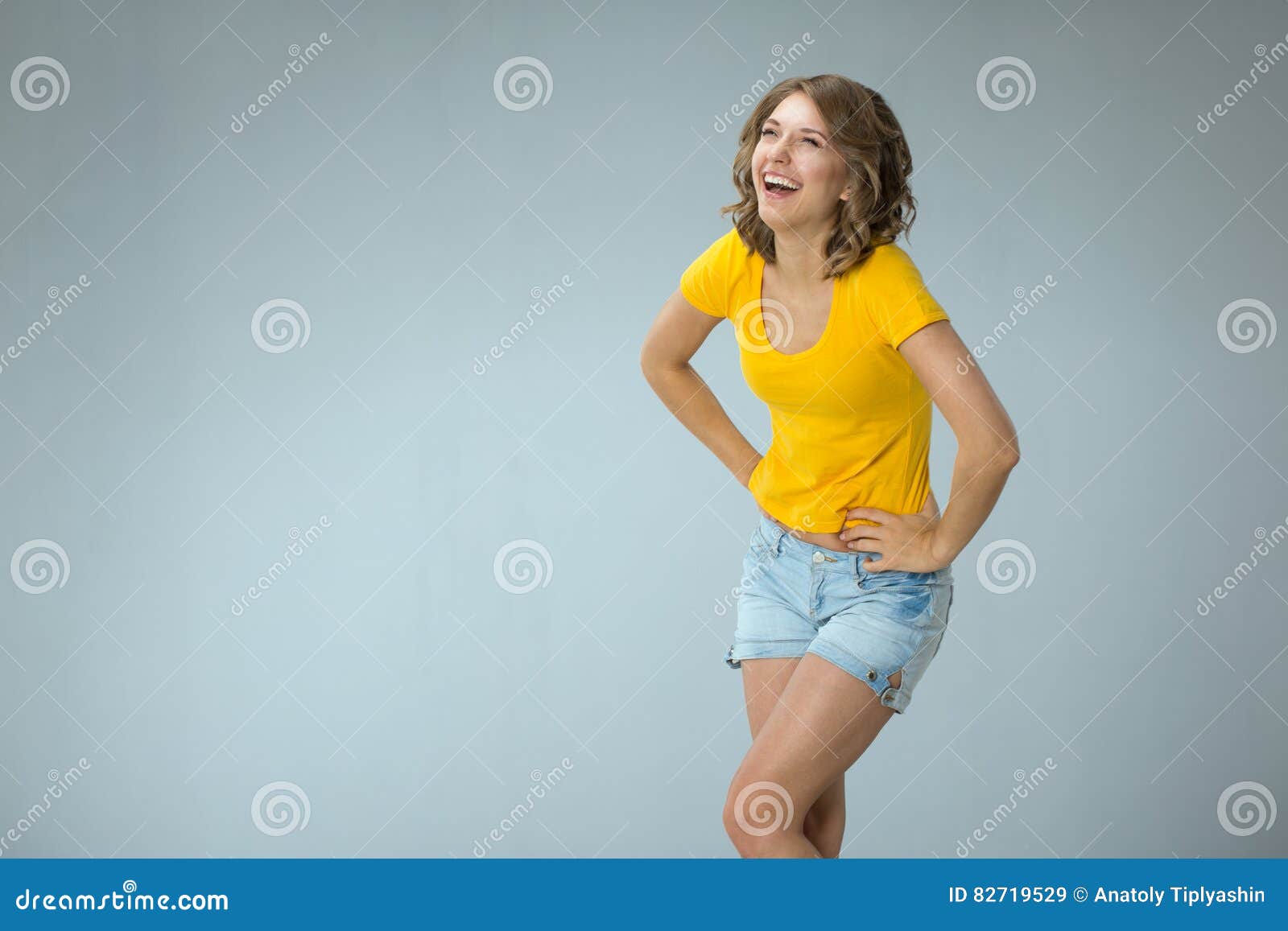 Фотосессия в шортах желтый фон