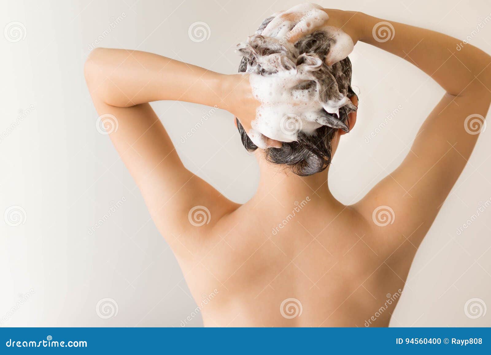 Сколько стоит отмыть. Мытье волос. Девушка моет голову. Мытье головы шампунем. Девушка намыливает волосы.