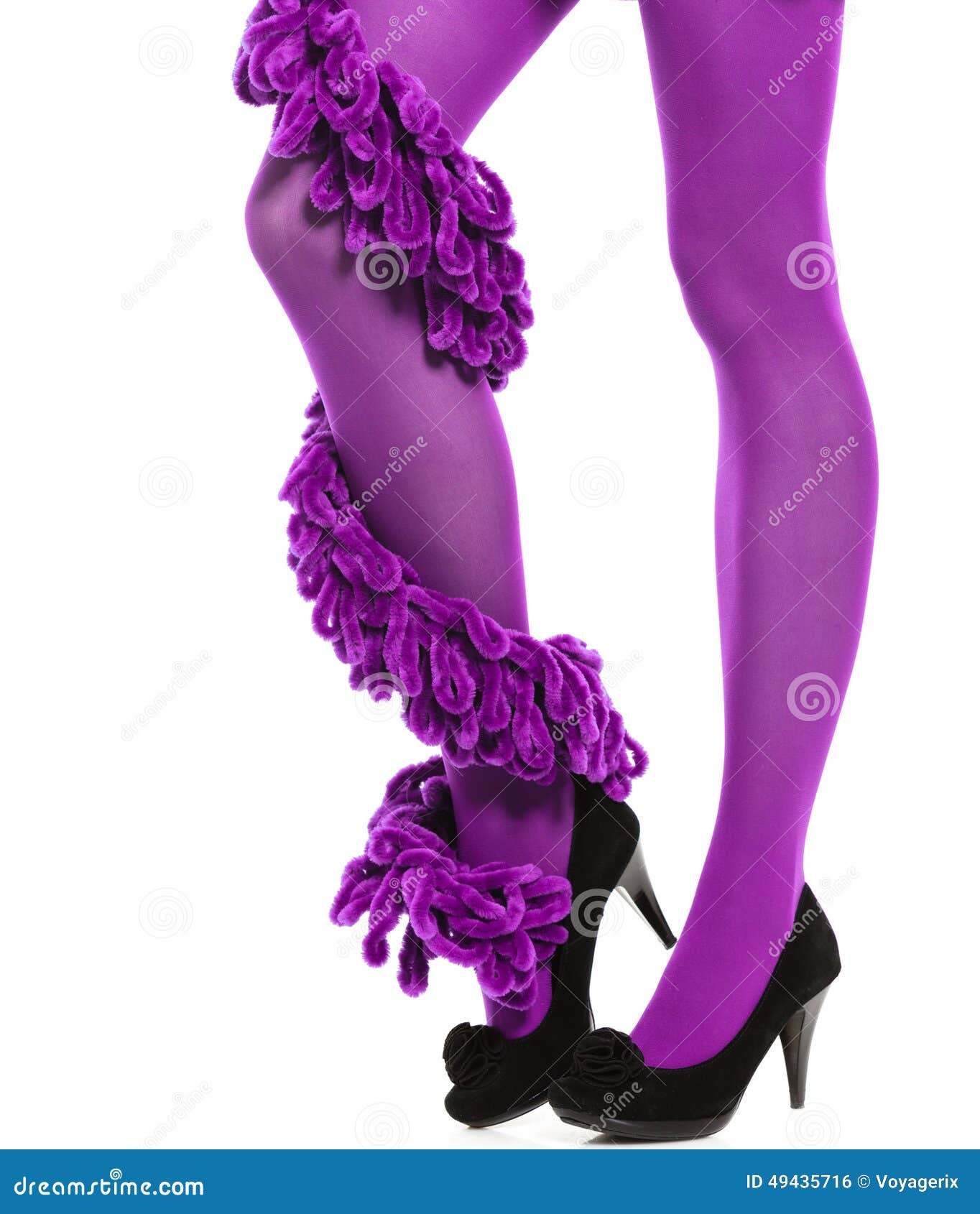 Изолированные ноги женщины длинные и фиолетовые чулки Стоковое Фото -  изображение насчитывающей пурпурово, чулок: 49435716