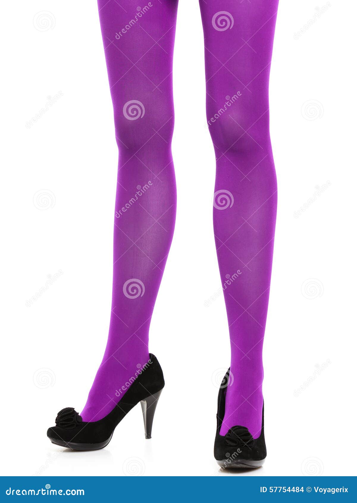 Изолированные ноги женщины длинные и фиолетовые чулки Стоковое Фото -  изображение насчитывающей бело, женщина: 57754484