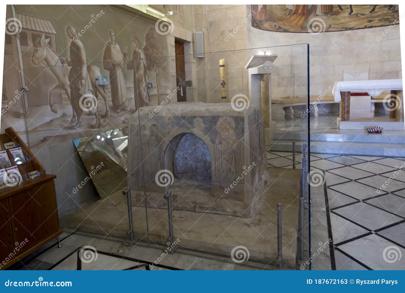 Израиль 30-ое января 2020 Betfage : Камень с фресками в храме в заливе нагоре Betfage Olives- место, где Иисус Редакционное Стоковое Фото -изображение насчитывающей вера, палестина: 187672163