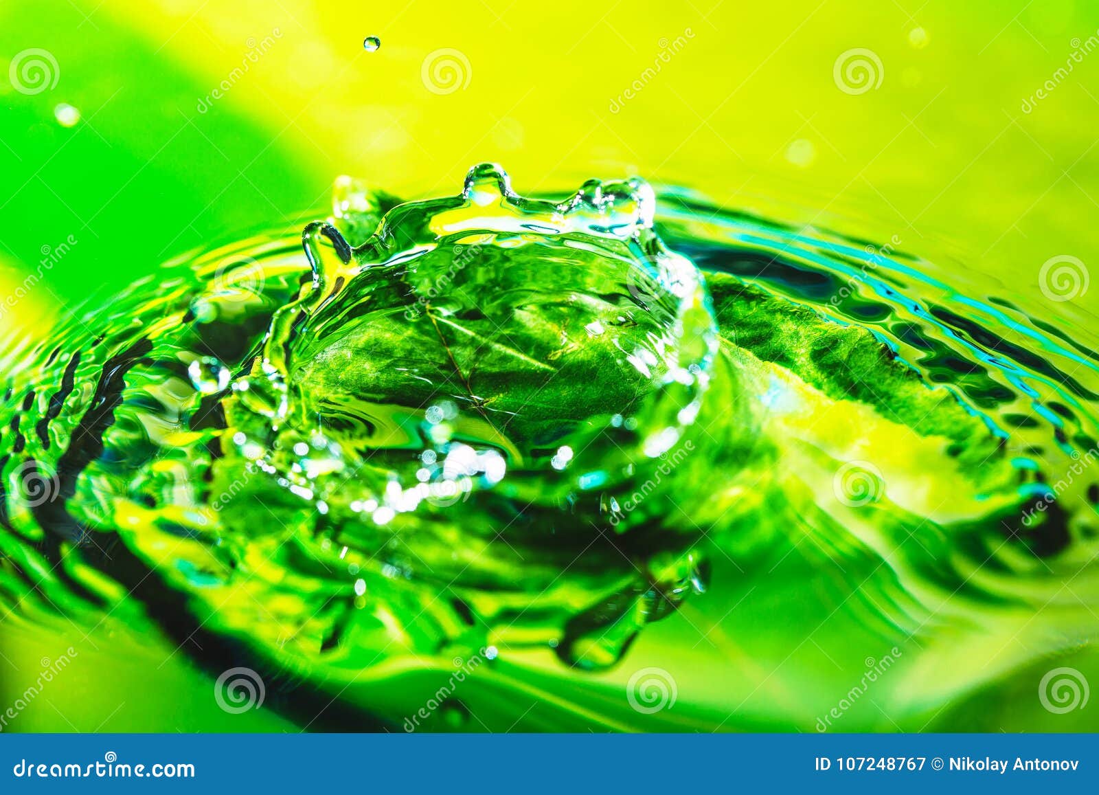 Вода на зеленом фоне
