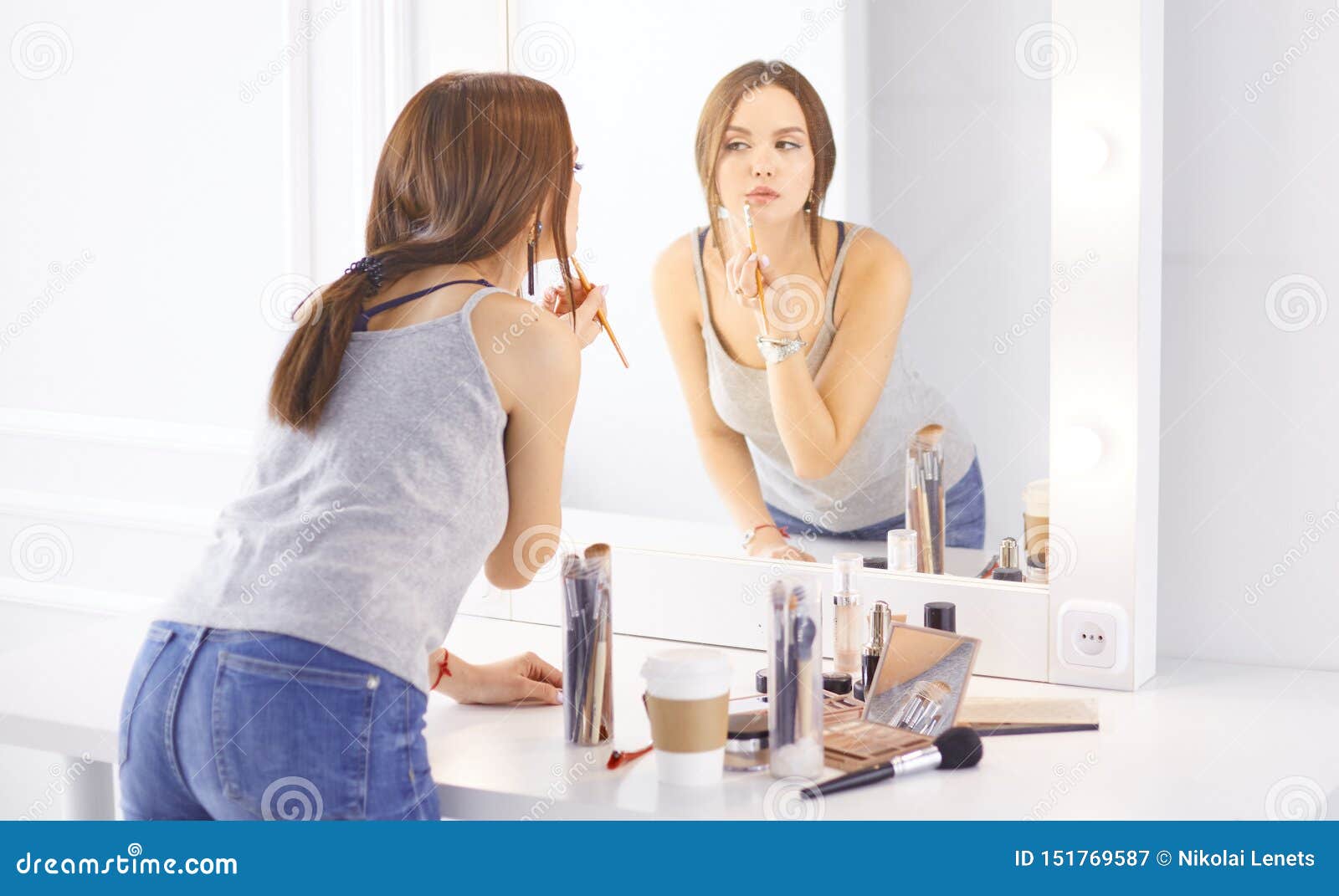 Молодая девушка перед зеркалом. Молодая девушка перед зеркалом. Молодая девушка перед зеркалом фон. Madison beer селфи 2020. Селфи в зеркале.