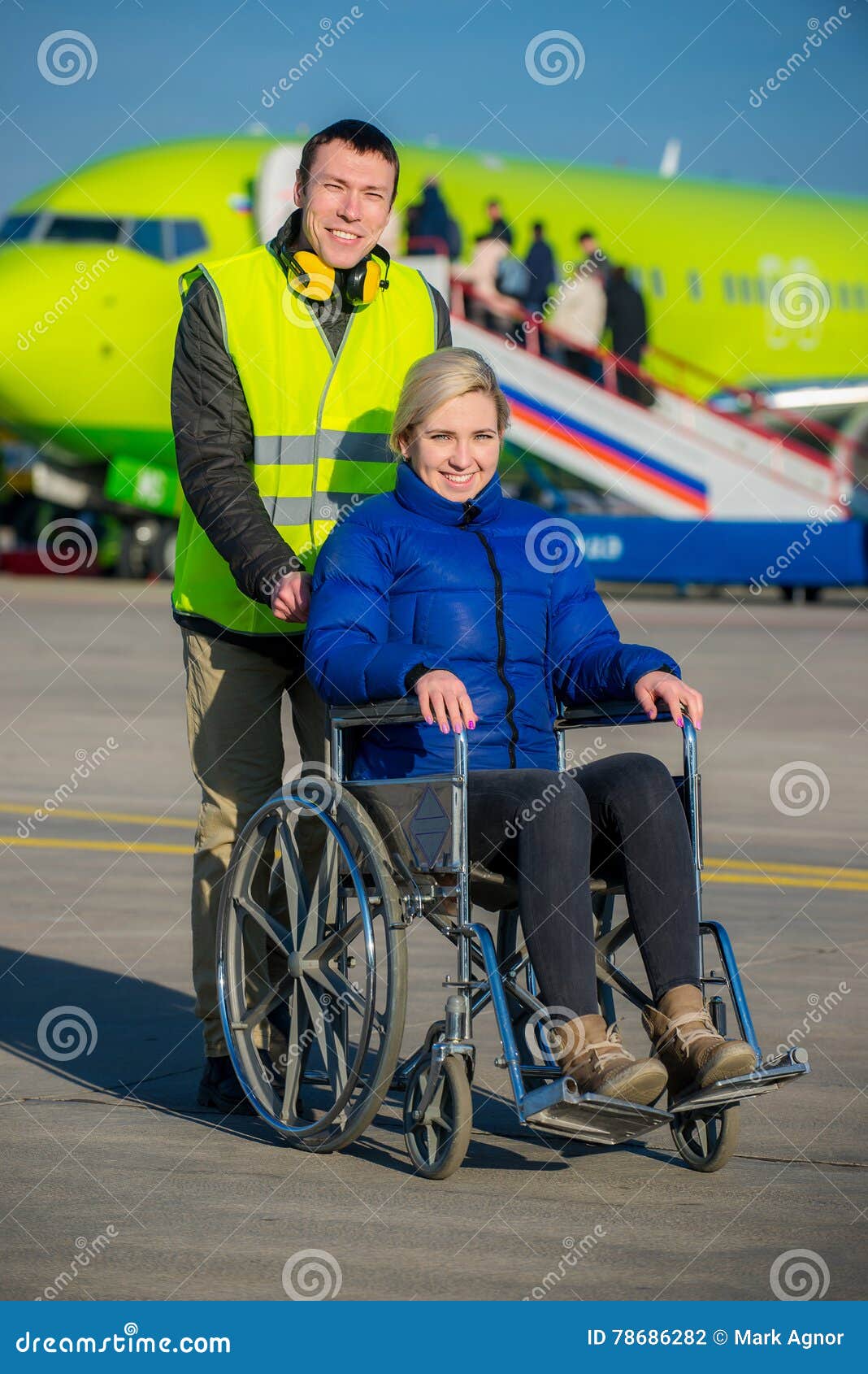 Перевозка пассажиров инвалидов. Инвалид в самолете. Инвалиды в аэропорту. Пассажиры с ограниченными возможностями. Коляска для маломобильных людей.