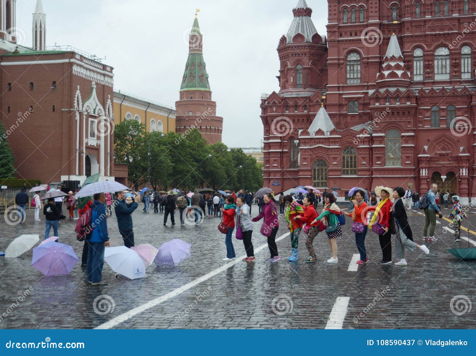 Автобусная экскурсия красная площадь. Москва красная площадь туристы. Туристы в городе на красной площади. Группа туристов на красной площади. Иностранцы фотографируются на красной площади.