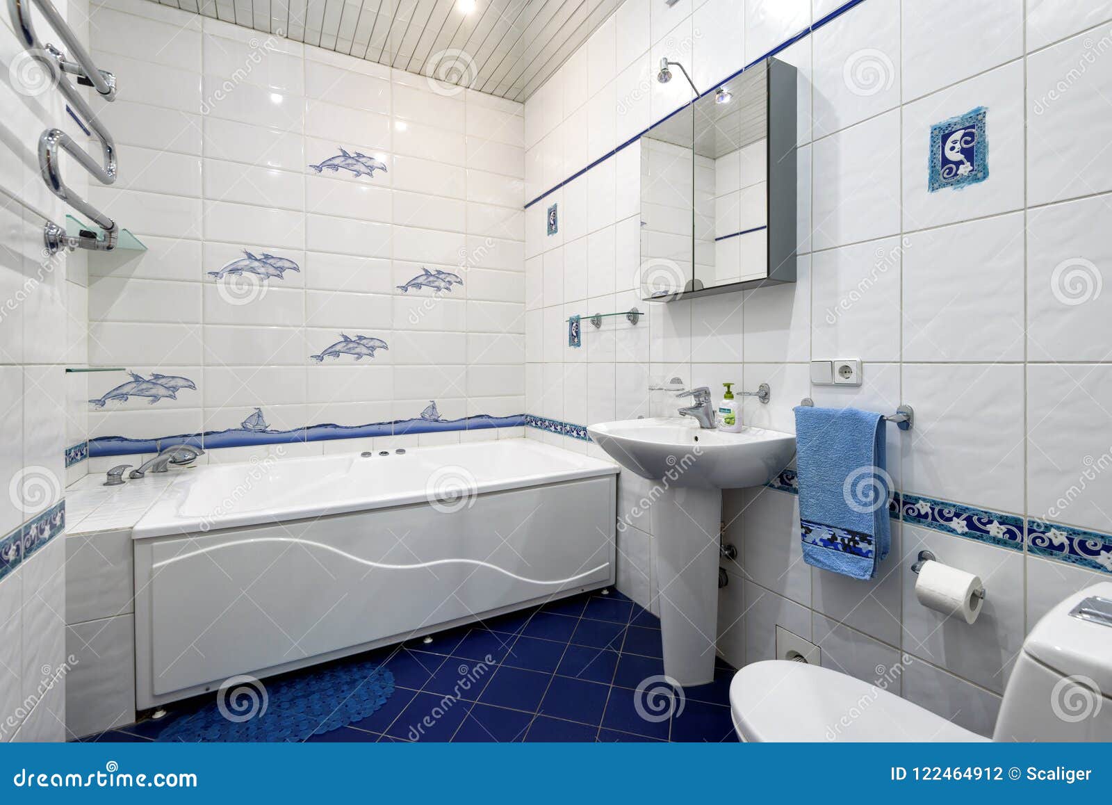 Интерьер ванной комнаты в гостинице или жилом доме Редакционное Фотография - изображение насчитывающей отделка, стена: 122464912