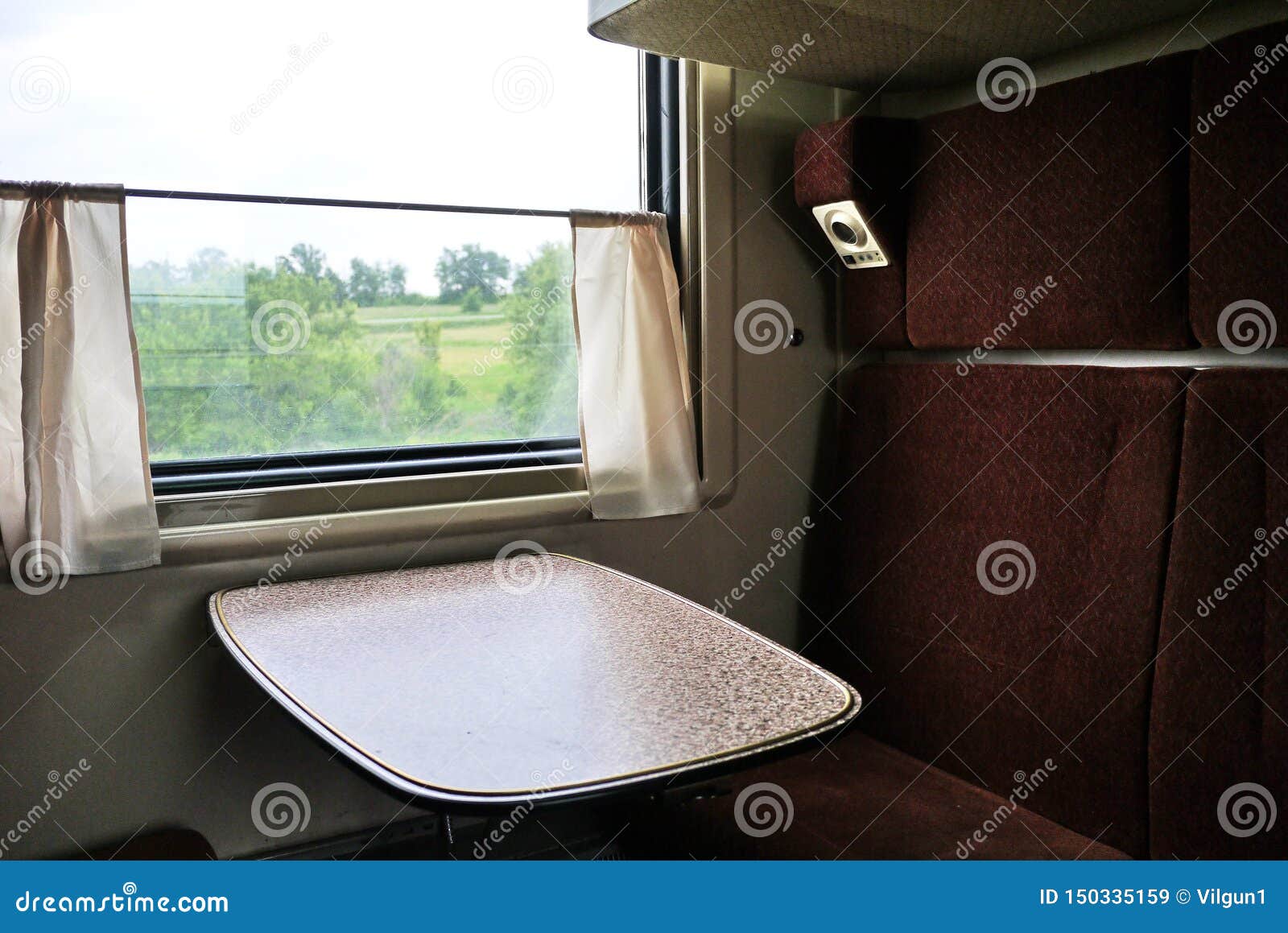 Шторки в вагонах. Купейный столик в вагоне. Занавески в поезде. Шторка для поезда. Столик в купе поезда.