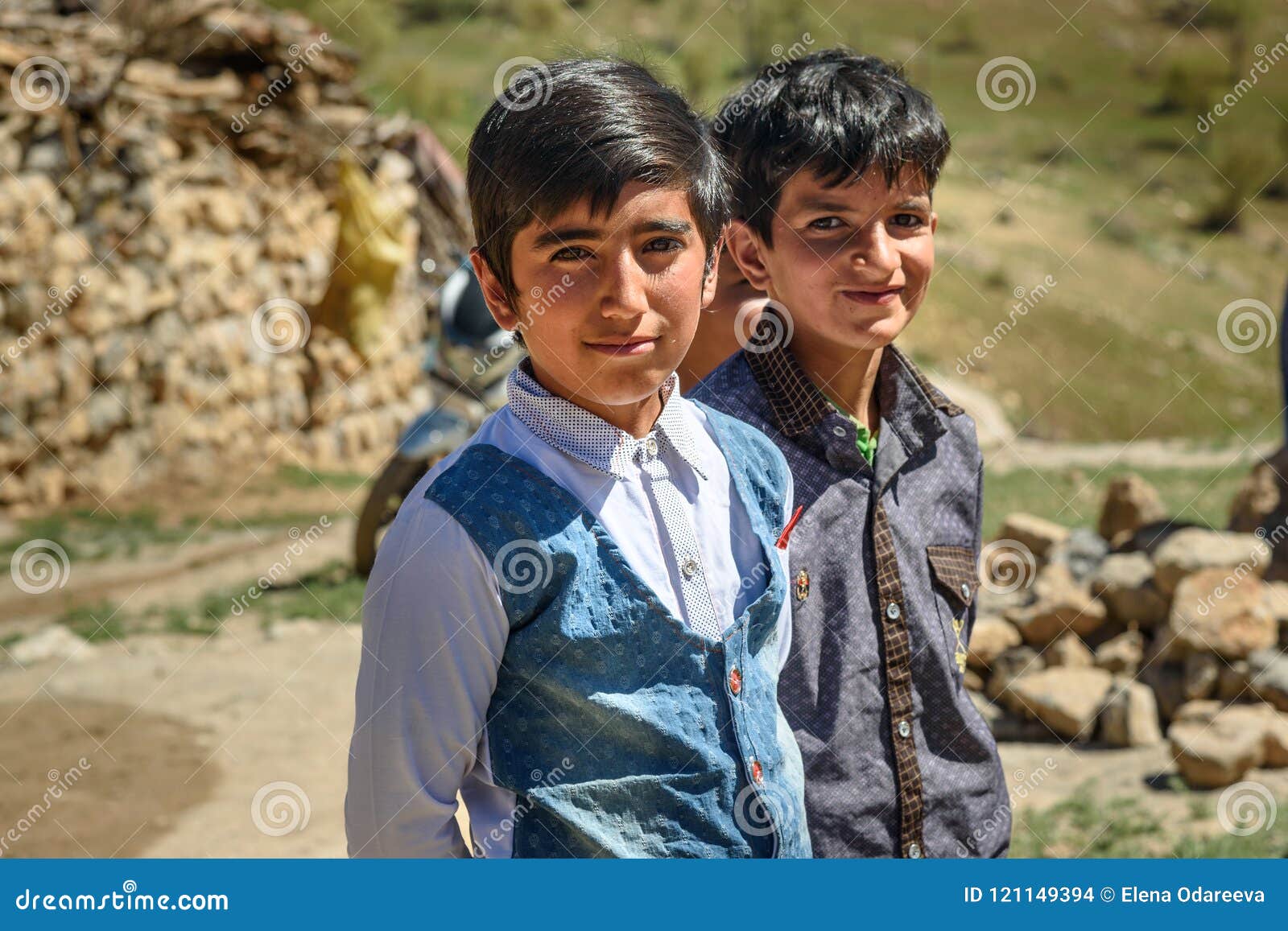 Иранские мальчики на свадебной церемонии в деревне Провинция Lorestan Иран Редакционное Стоковое Изображение - изображение насчитывающей церемония, взволнованность: 121149394