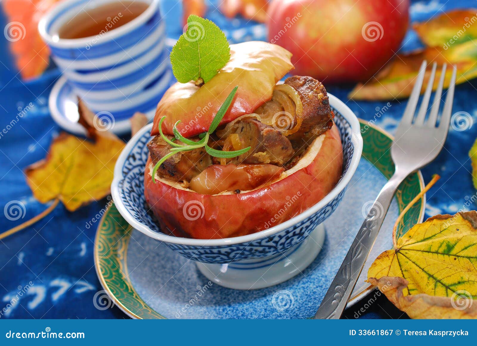 Печень в банке с луком и яблоками. Печень с яблоками и луком в духовке.