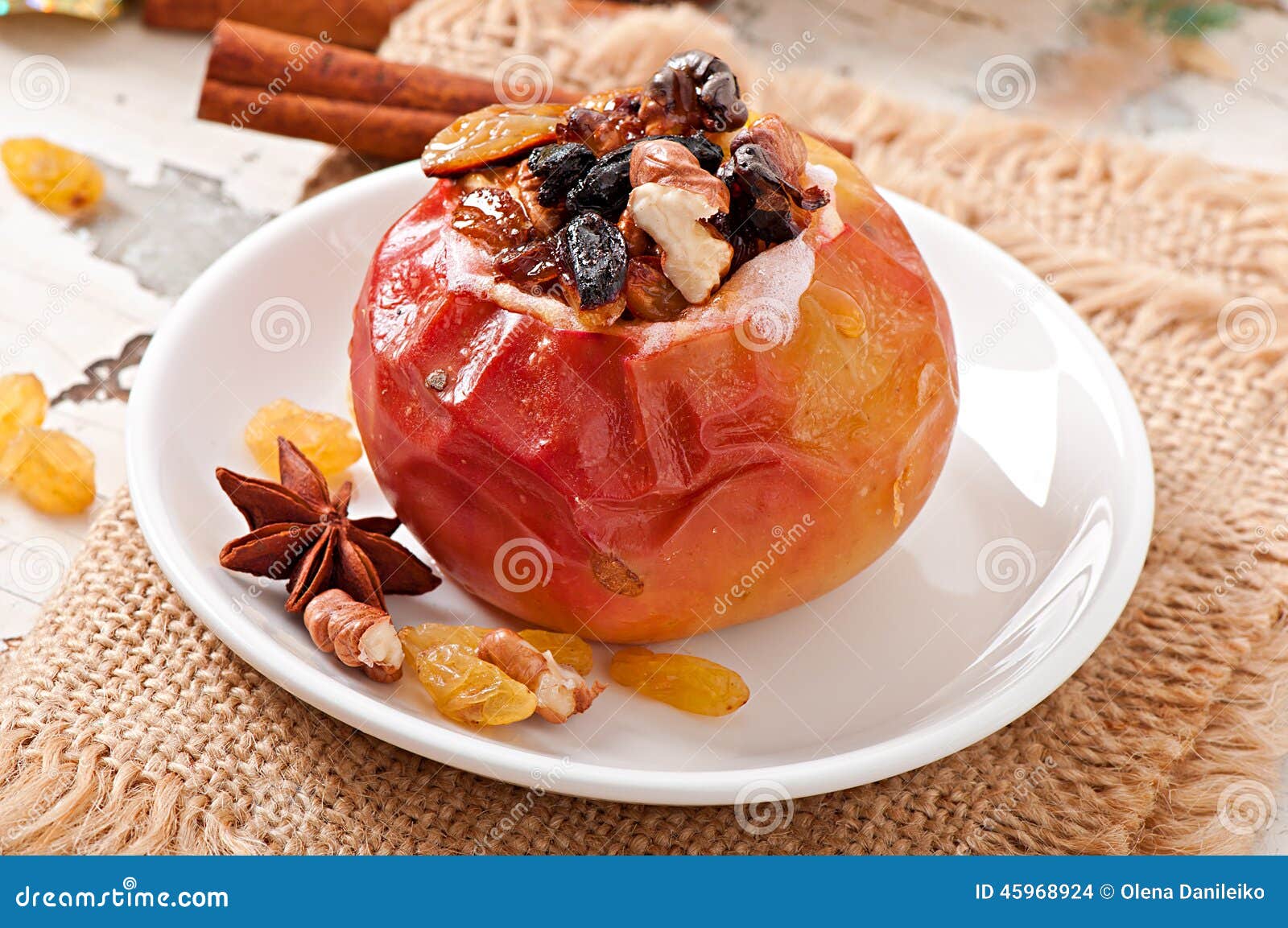 Запечённое яблоко с черносливом