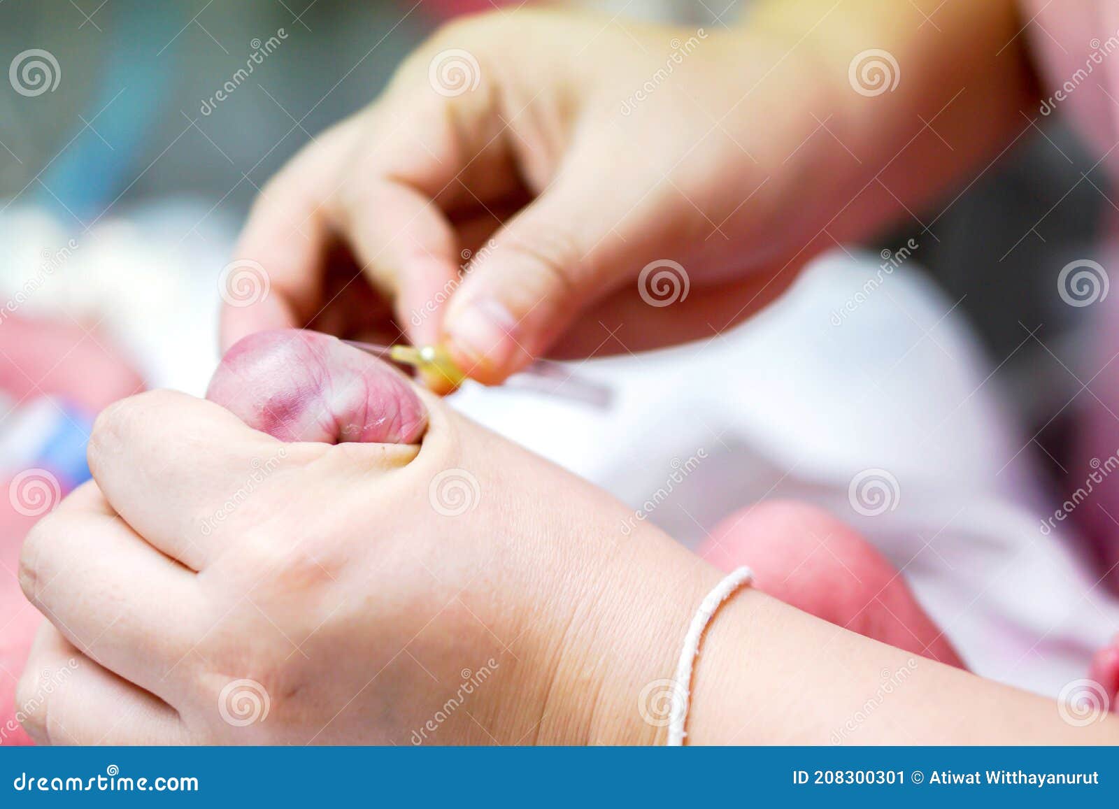 Пальцы колет иголками. Медсестра использует катетер. Медицинской иглой гнойник. Дети с медицинскими спицами в руках. Первая помощь игла палец.